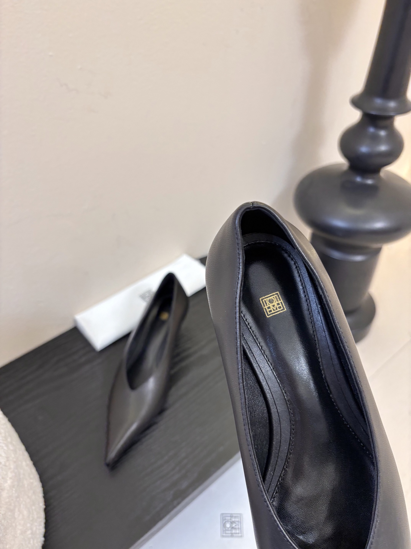 Toteme 25ss尖头坡跟鞋！极简主义风格 复古又高级！简约又大气 属于非常耐看的款式！鞋面采用进口