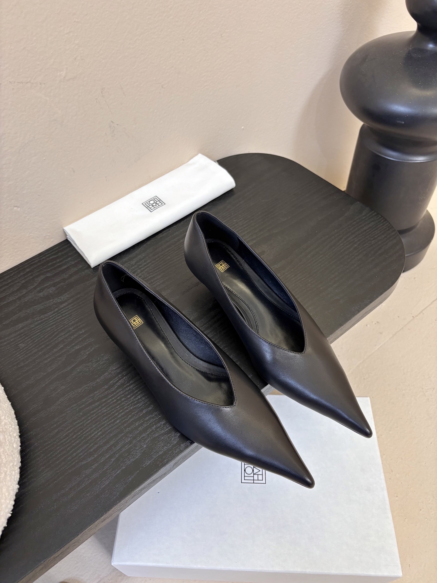 Toteme 25ss尖头坡跟鞋！极简主义风格 复古又高级！简约又大气 属于非常耐看的款式！鞋面采用进口