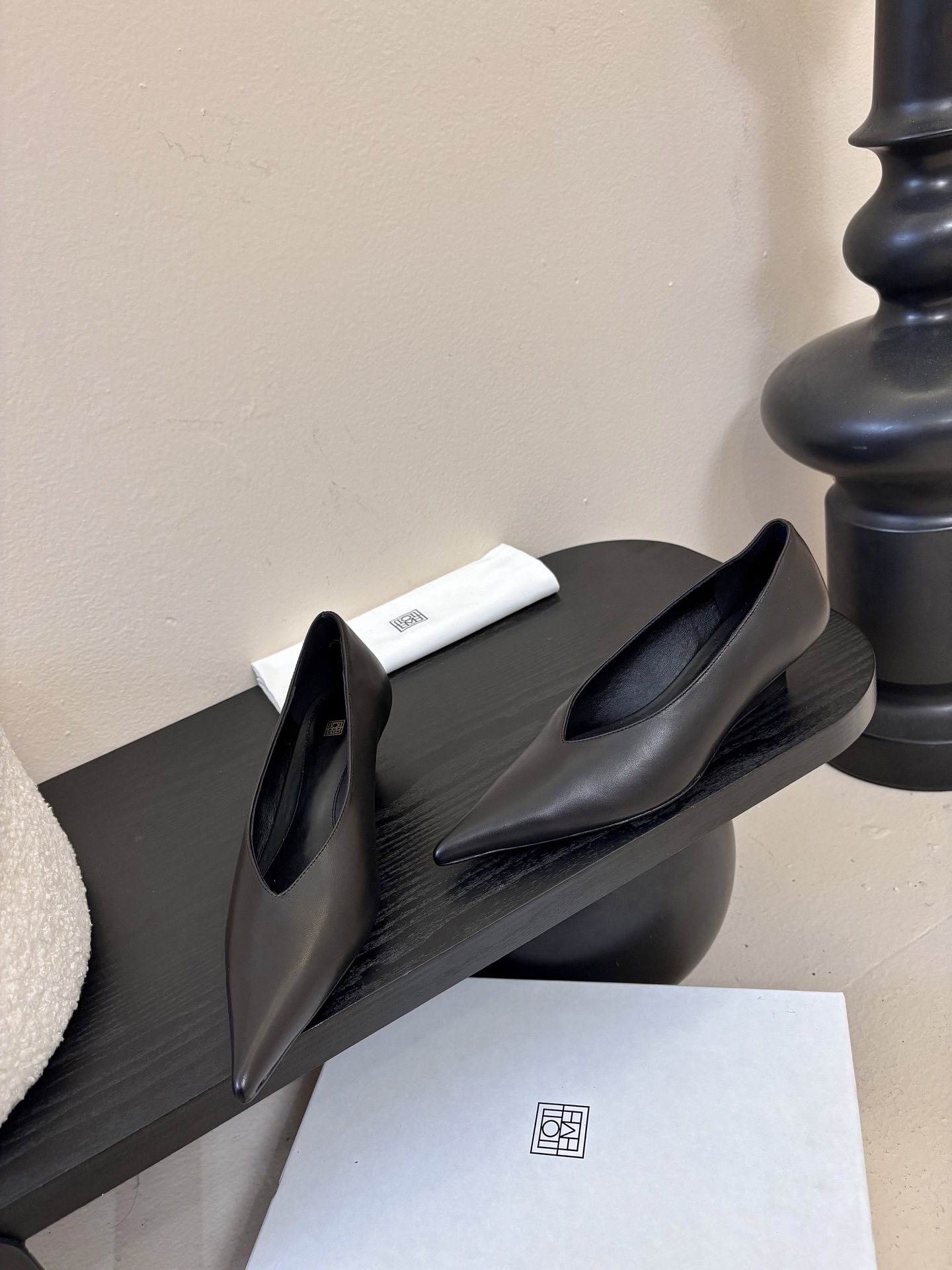 Toteme 25ss尖头坡跟鞋！极简主义风格 复古又高级！简约又大气 属于非常耐看的款式！鞋面采用进口