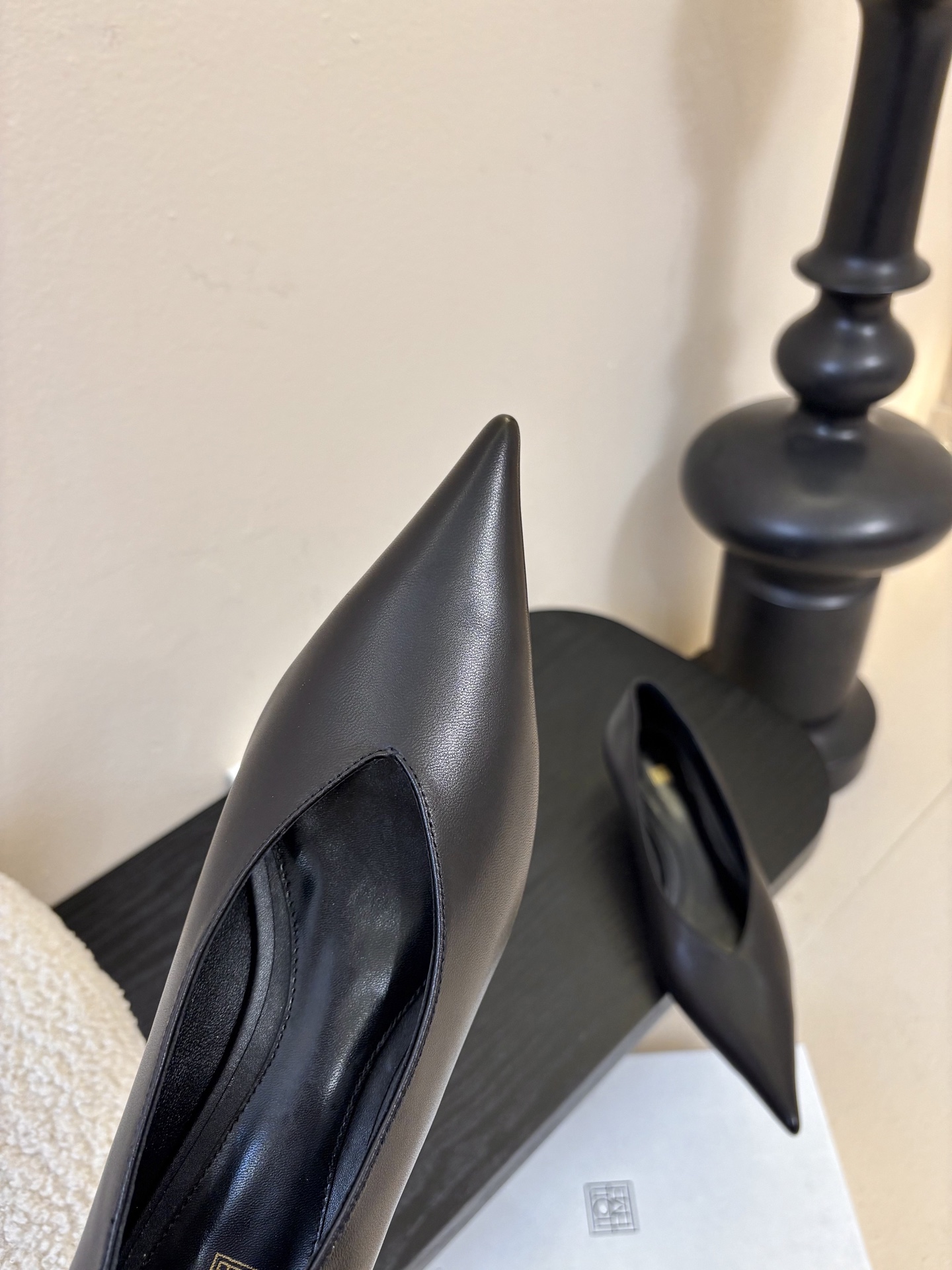 Toteme 25ss尖头坡跟鞋！极简主义风格 复古又高级！简约又大气 属于非常耐看的款式！鞋面采用进口