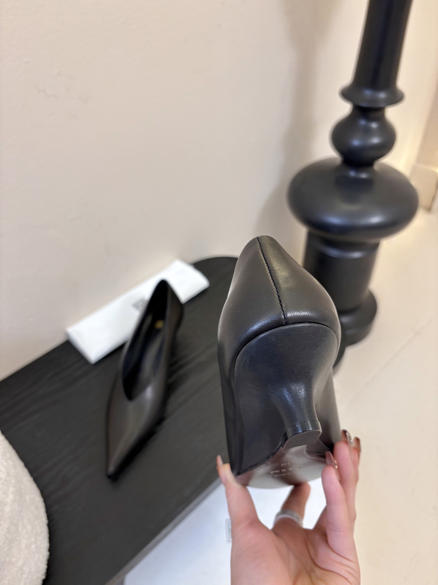 Toteme 25ss尖头坡跟鞋！极简主义风格 复古又高级！简约又大气 属于非常耐看的款式！鞋面采用进口