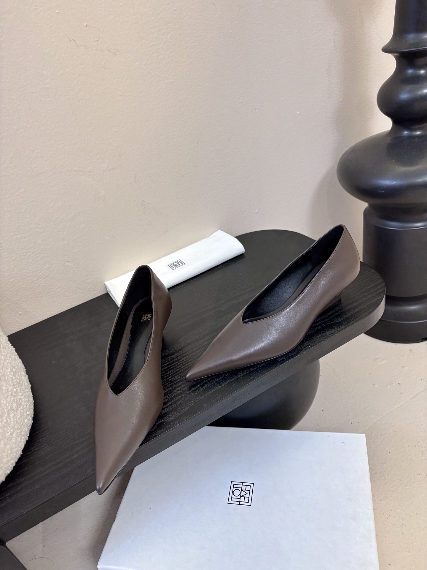 Toteme 25ss尖头坡跟鞋！极简主义风格 复古又高级！简约又大气 属于非常耐看的款式！鞋面采用进口