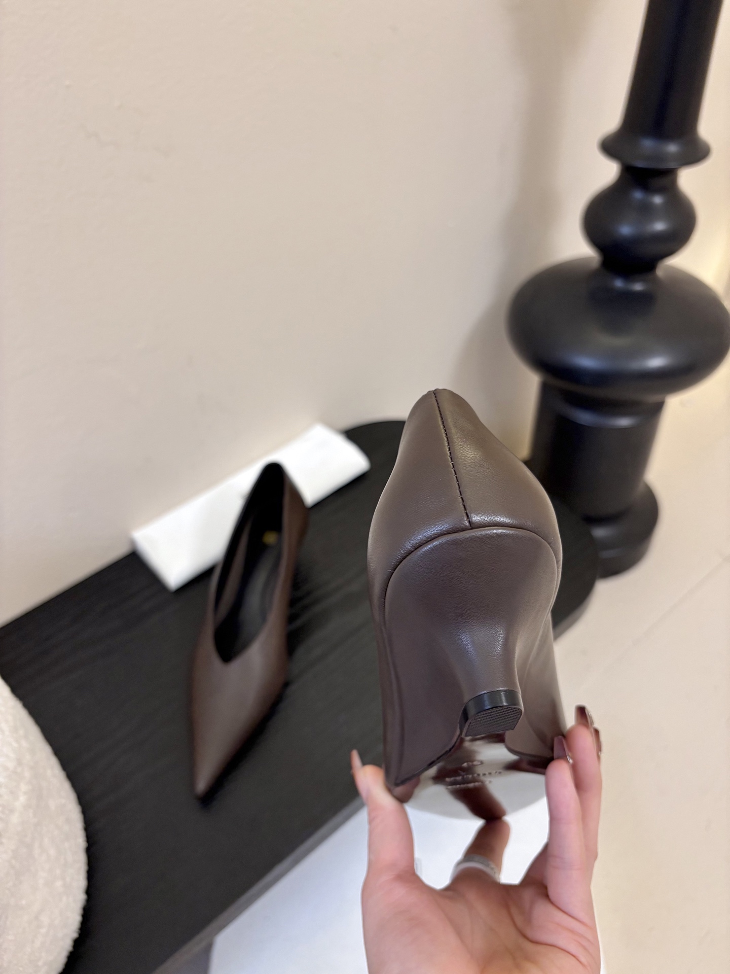 Toteme 25ss尖头坡跟鞋！极简主义风格 复古又高级！简约又大气 属于非常耐看的款式！鞋面采用进口