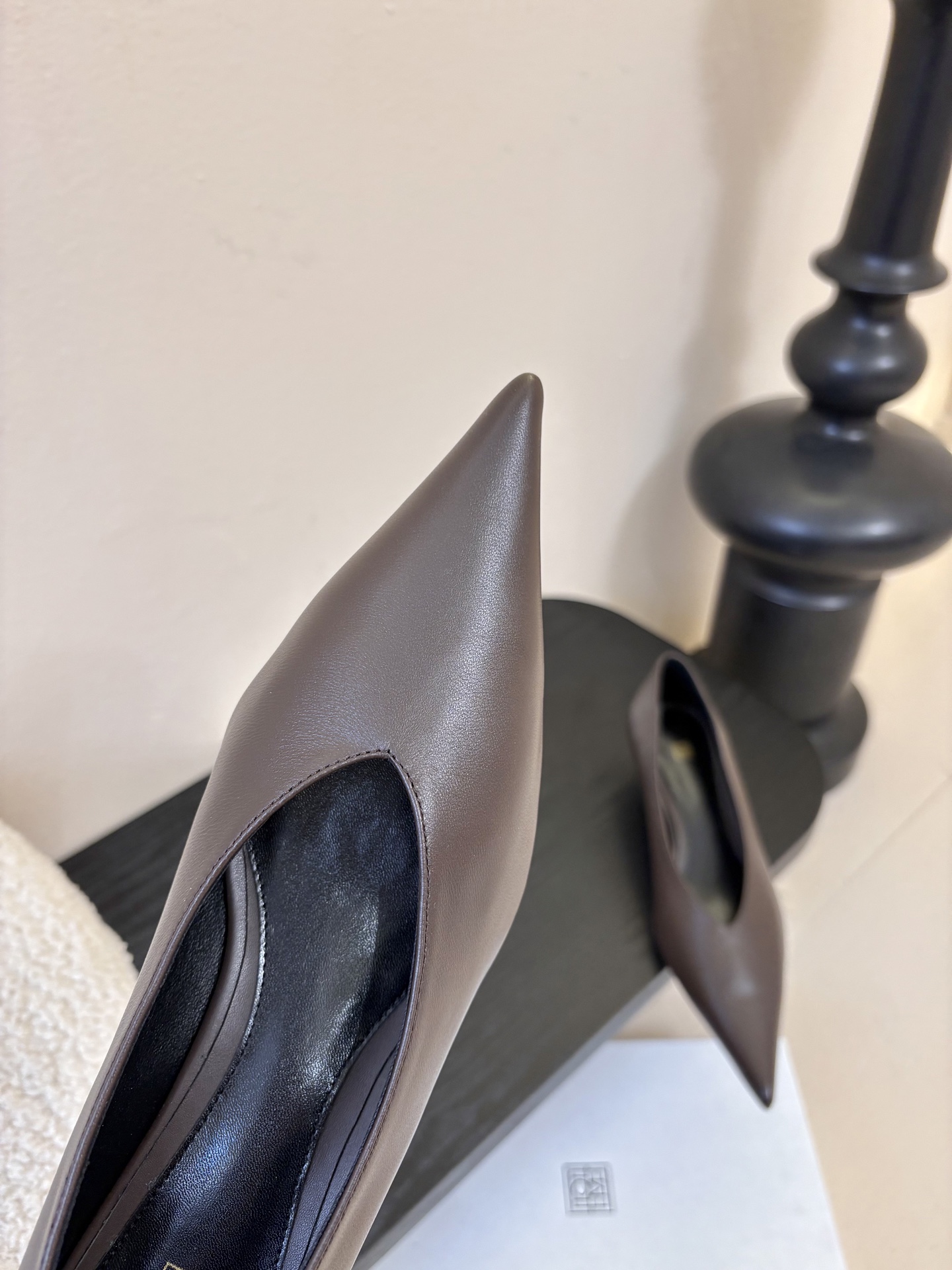 Toteme 25ss尖头坡跟鞋！极简主义风格 复古又高级！简约又大气 属于非常耐看的款式！鞋面采用进口