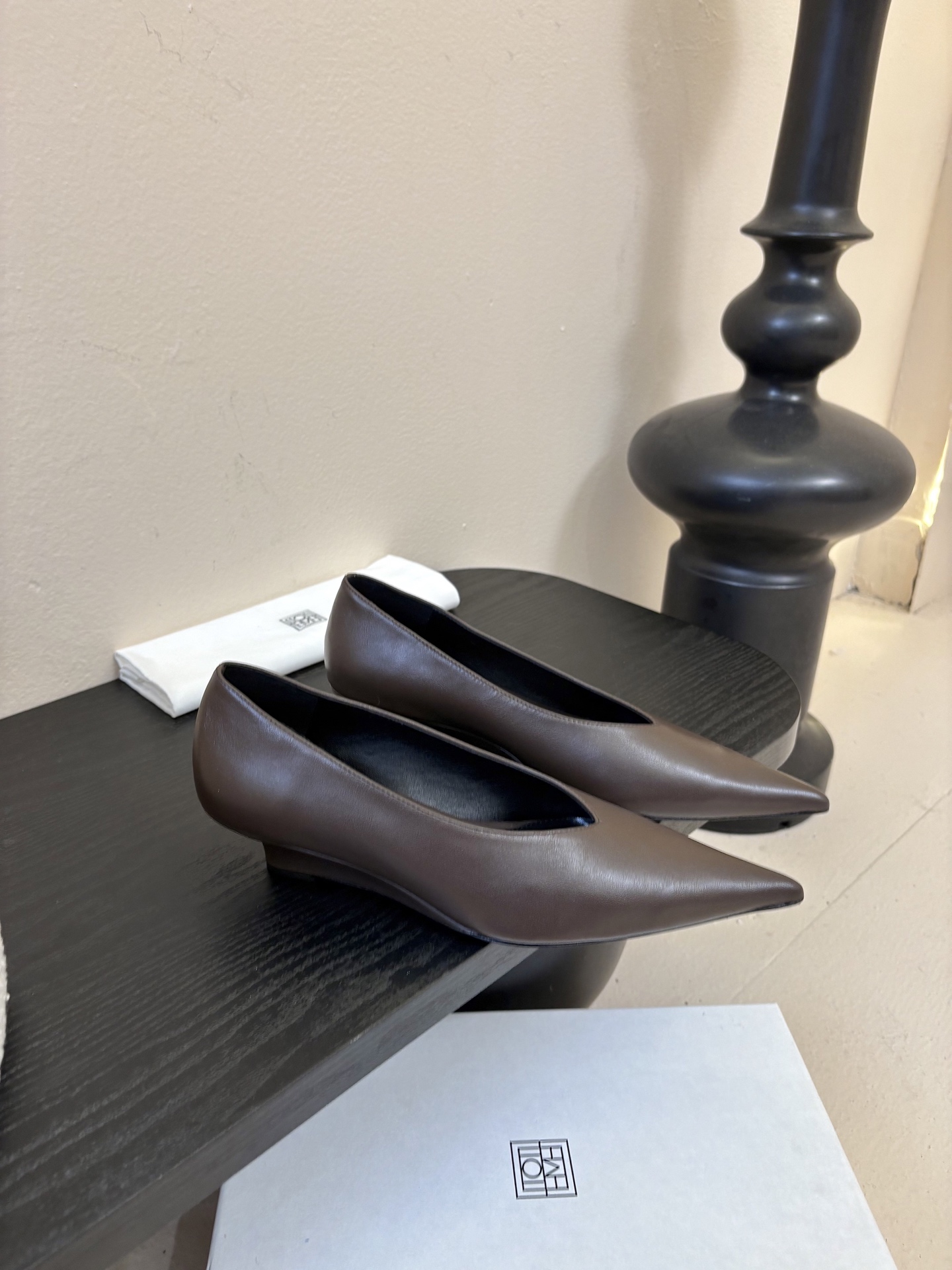 Toteme 25ss尖头坡跟鞋！极简主义风格 复古又高级！简约又大气 属于非常耐看的款式！鞋面采用进口