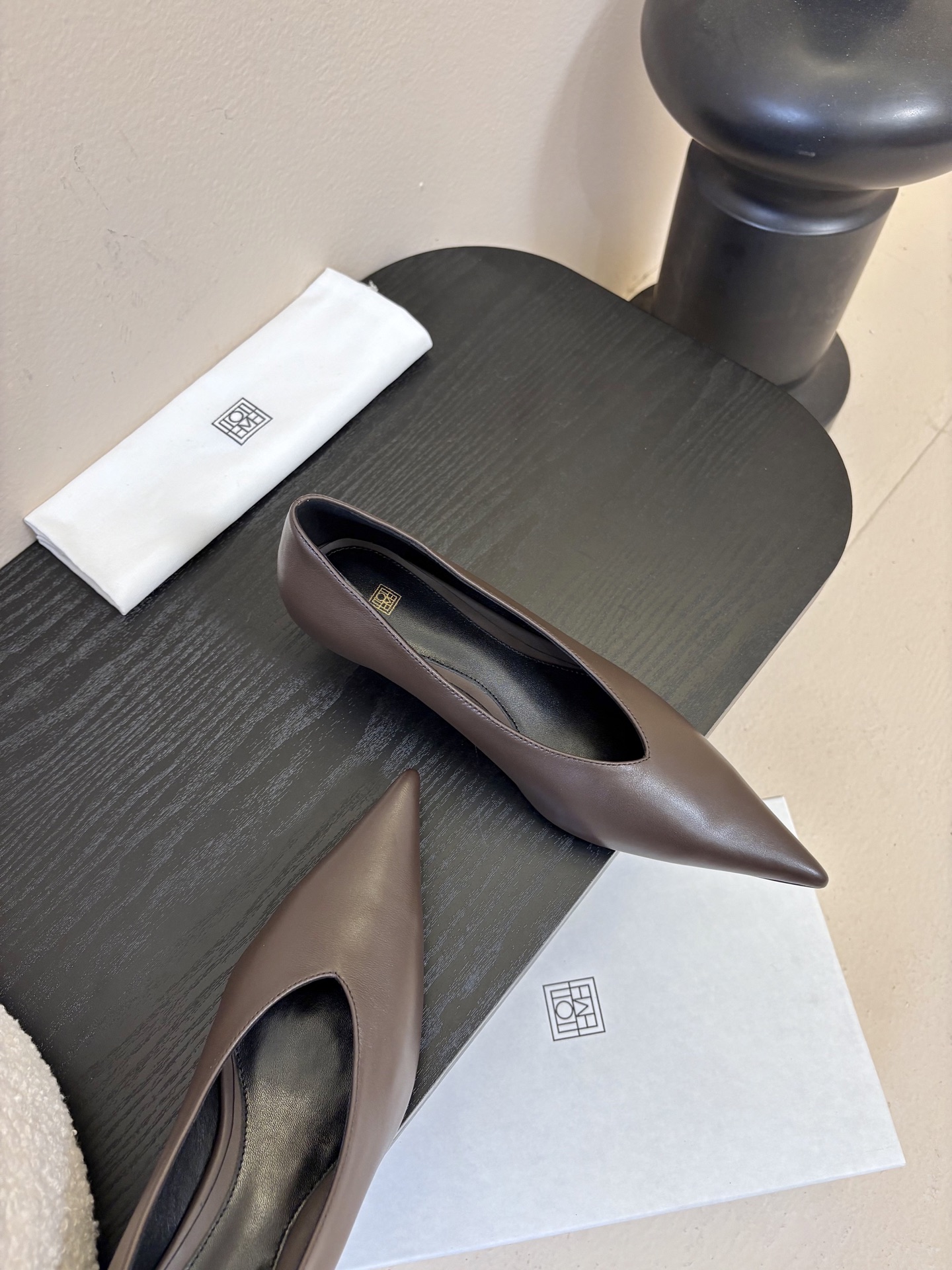 Toteme 25ss尖头坡跟鞋！极简主义风格 复古又高级！简约又大气 属于非常耐看的款式！鞋面采用进口