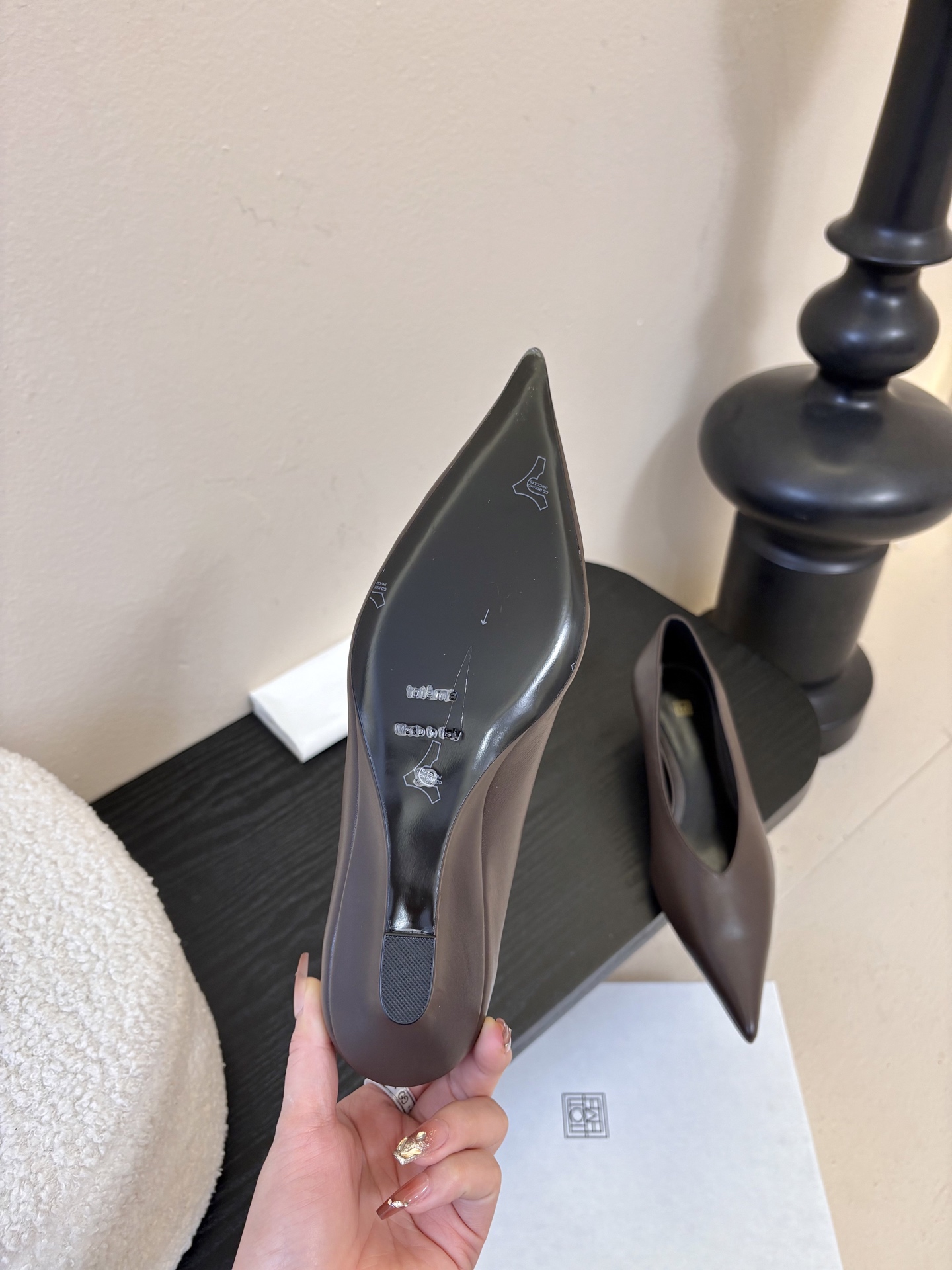 Toteme 25ss尖头坡跟鞋！极简主义风格 复古又高级！简约又大气 属于非常耐看的款式！鞋面采用进口