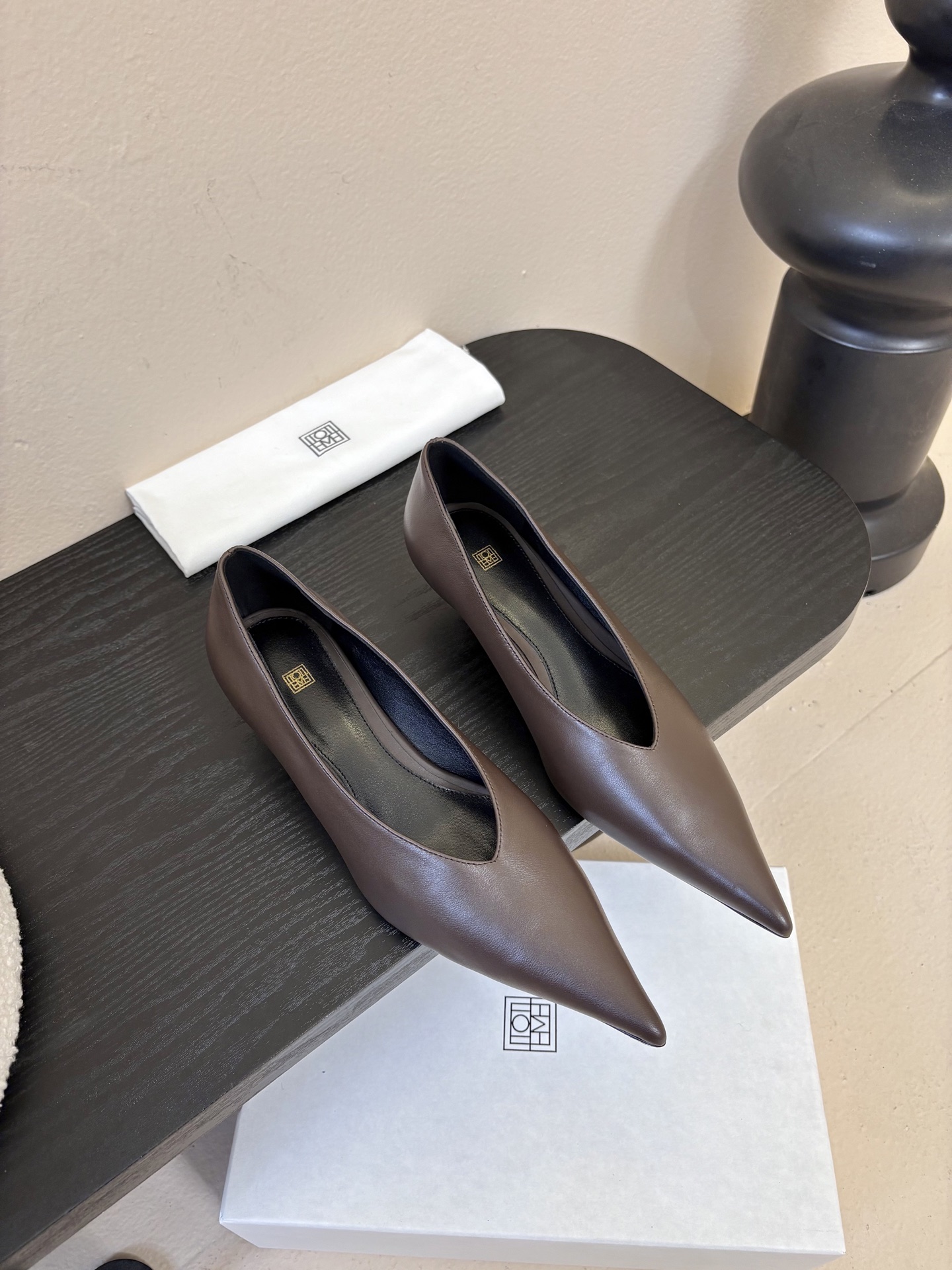 NO:669680,Toteme 25ss pointed toe wedges!  Minimalist style, retro and high-end!  Simple and elegant, it is a very attractive style!  The upper is made of imported cowhide, the lining is made of water-dyed sheepskin, the Italian imported genuine leather outsole, size 35-39 (customized 404142), single shoes, cowhide, sheepskin, Leather soles19860909Toteme 25ss尖头坡跟鞋！ 极简主义风格 复古又高级！ 简约又大气 属于非常耐看的款式！ 鞋面采用进口牛皮 内里采用水染羊皮 意大利进口真皮大底 码数35-39（404142定做）,单鞋,cowhide,sheepskin,Leather soles,Women's Shoes