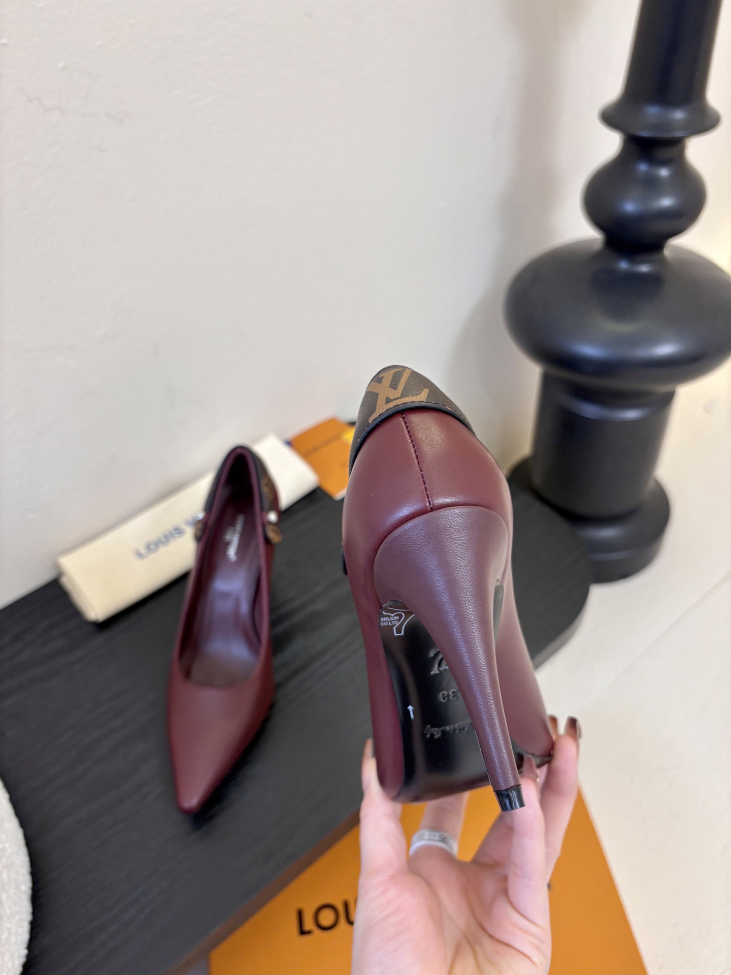 夏季新款 LOUIS VUITTON 路易威登 LV LEGACY 露跟高跟鞋后空凉鞋尖头猫跟高跟凉鞋本