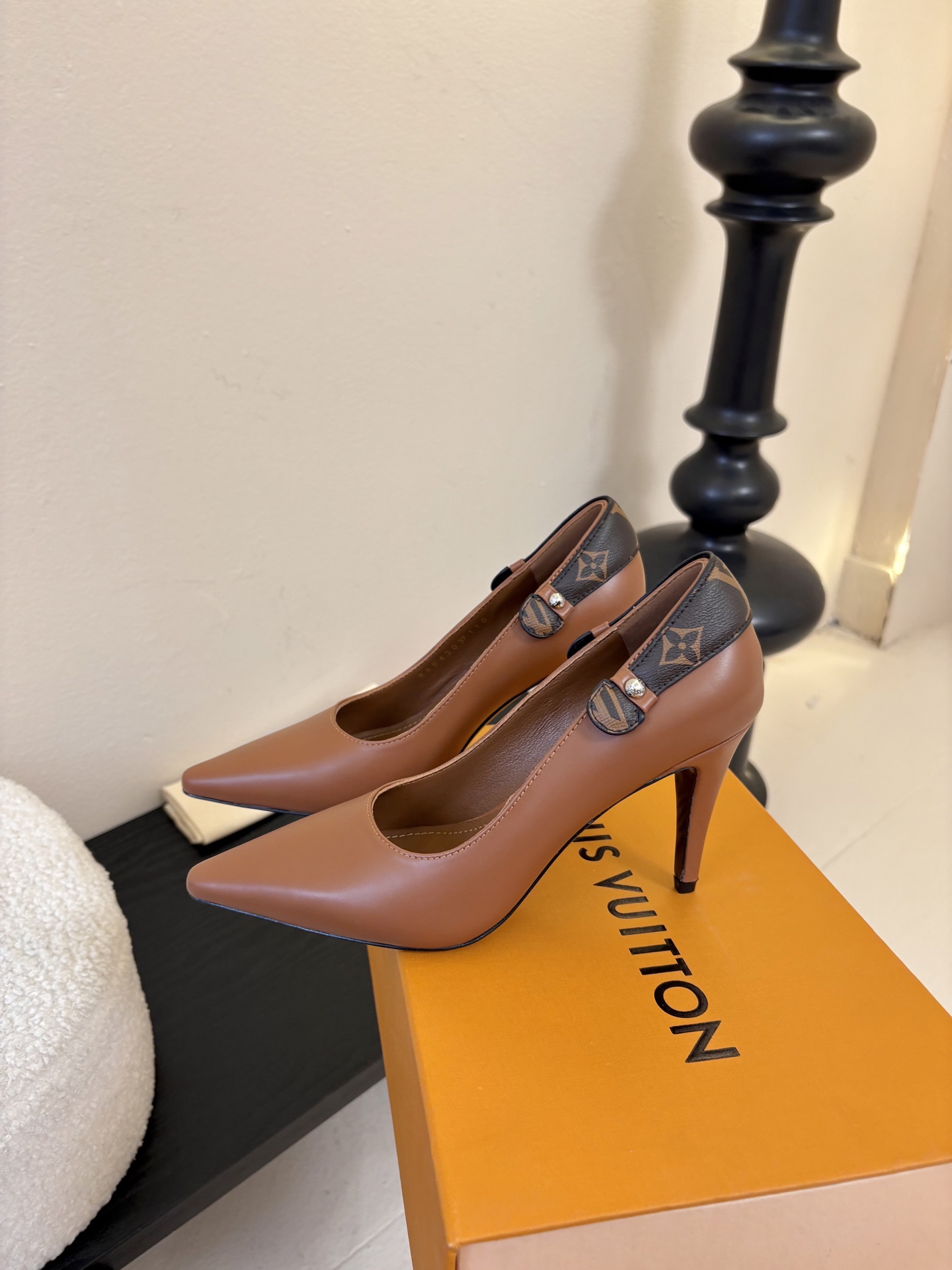 夏季新款 LOUIS VUITTON 路易威登 LV LEGACY 露跟高跟鞋后空凉鞋尖头猫跟高跟凉鞋本