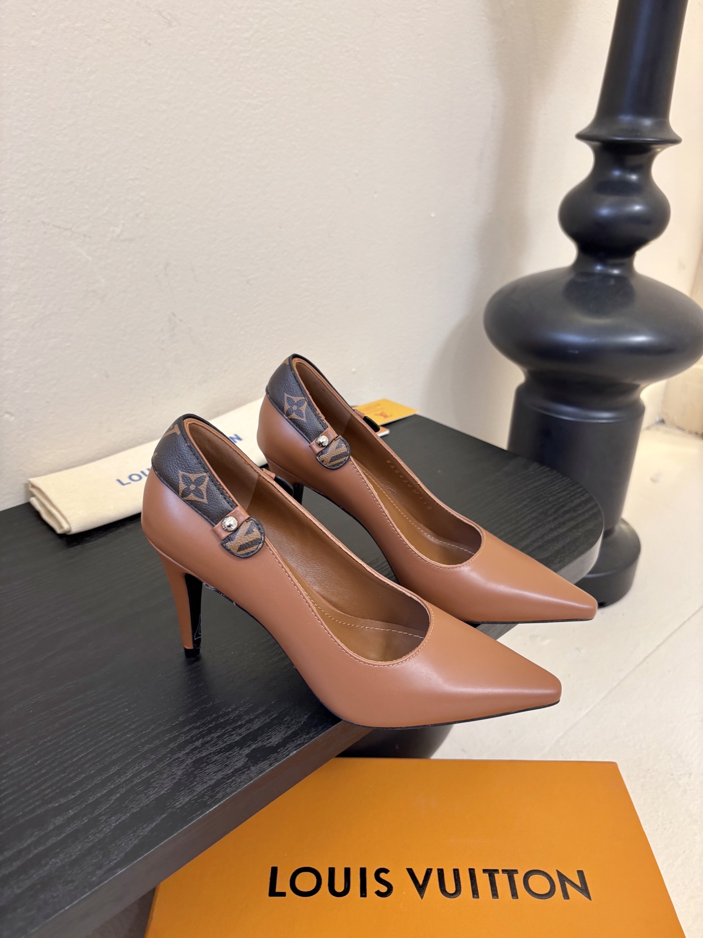 夏季新款 LOUIS VUITTON 路易威登 LV LEGACY 露跟高跟鞋后空凉鞋尖头猫跟高跟凉鞋本