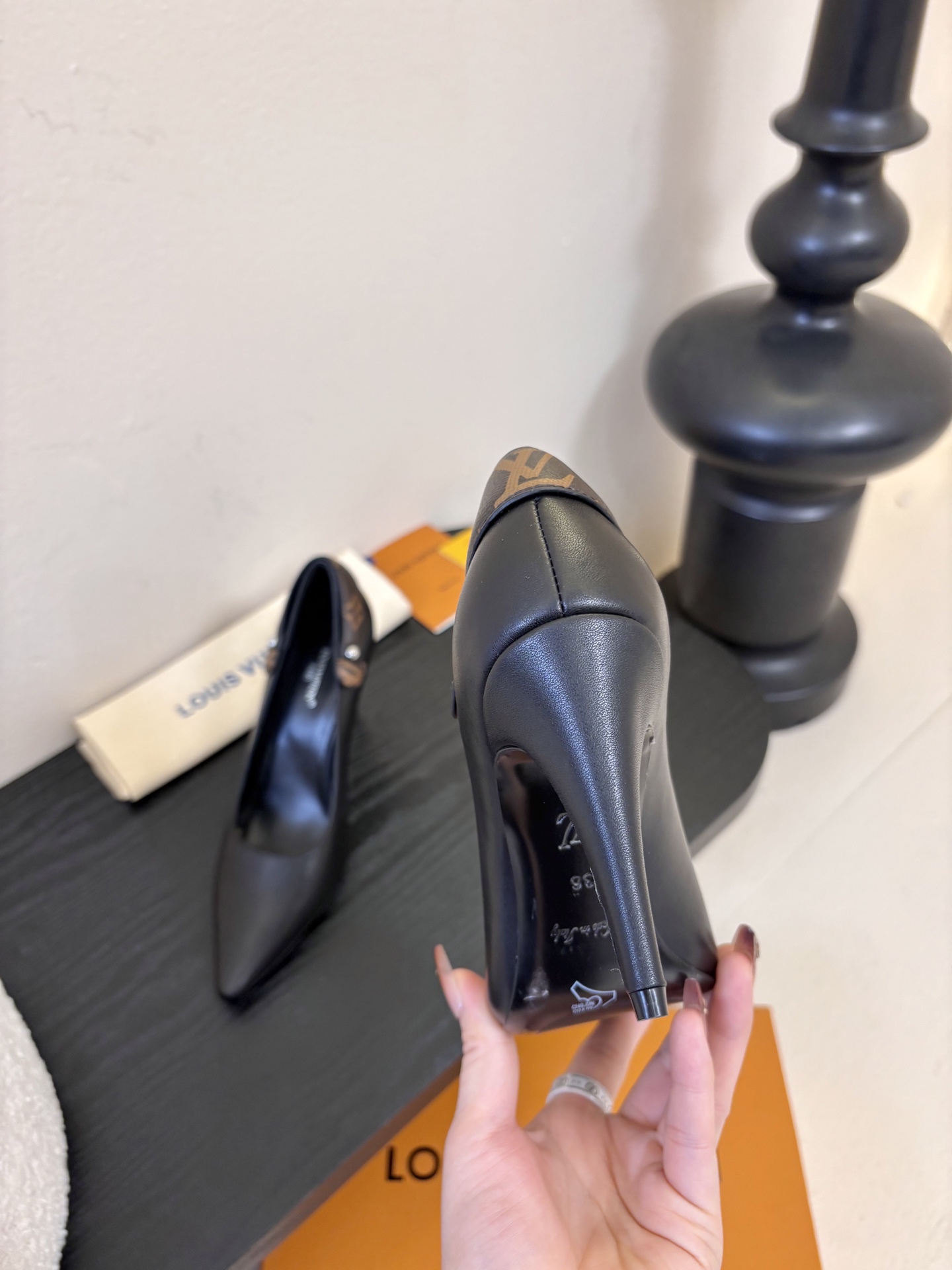 夏季新款 LOUIS VUITTON 路易威登 LV LEGACY 露跟高跟鞋后空凉鞋尖头猫跟高跟凉鞋本