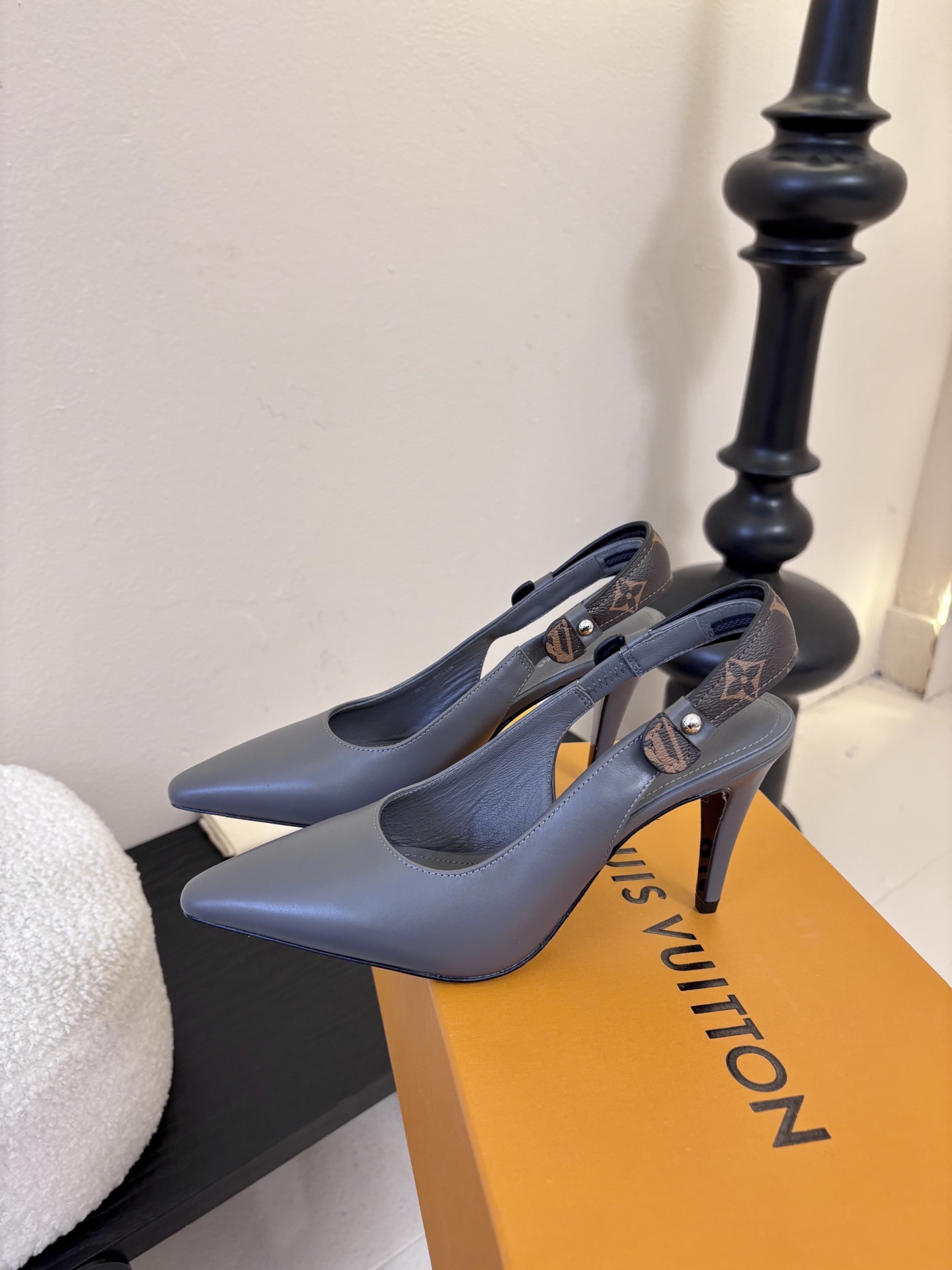 夏季新款 LOUIS VUITTON 路易威登 LV LEGACY 露跟高跟鞋后空凉鞋尖头猫跟高跟凉鞋本