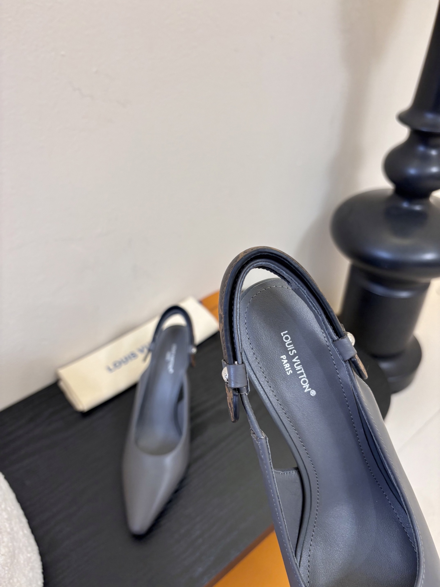 夏季新款 LOUIS VUITTON 路易威登 LV LEGACY 露跟高跟鞋后空凉鞋尖头猫跟高跟凉鞋本