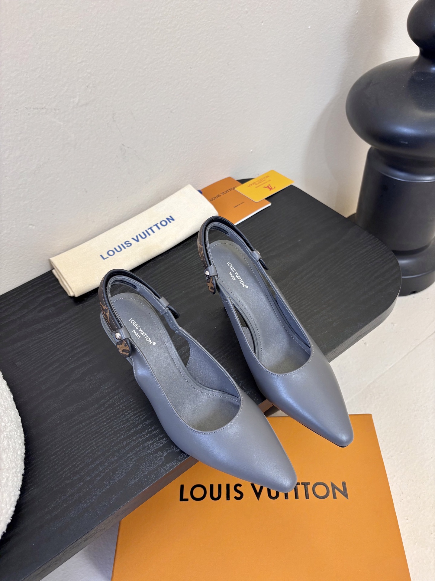 夏季新款 LOUIS VUITTON 路易威登 LV LEGACY 露跟高跟鞋后空凉鞋尖头猫跟高跟凉鞋本