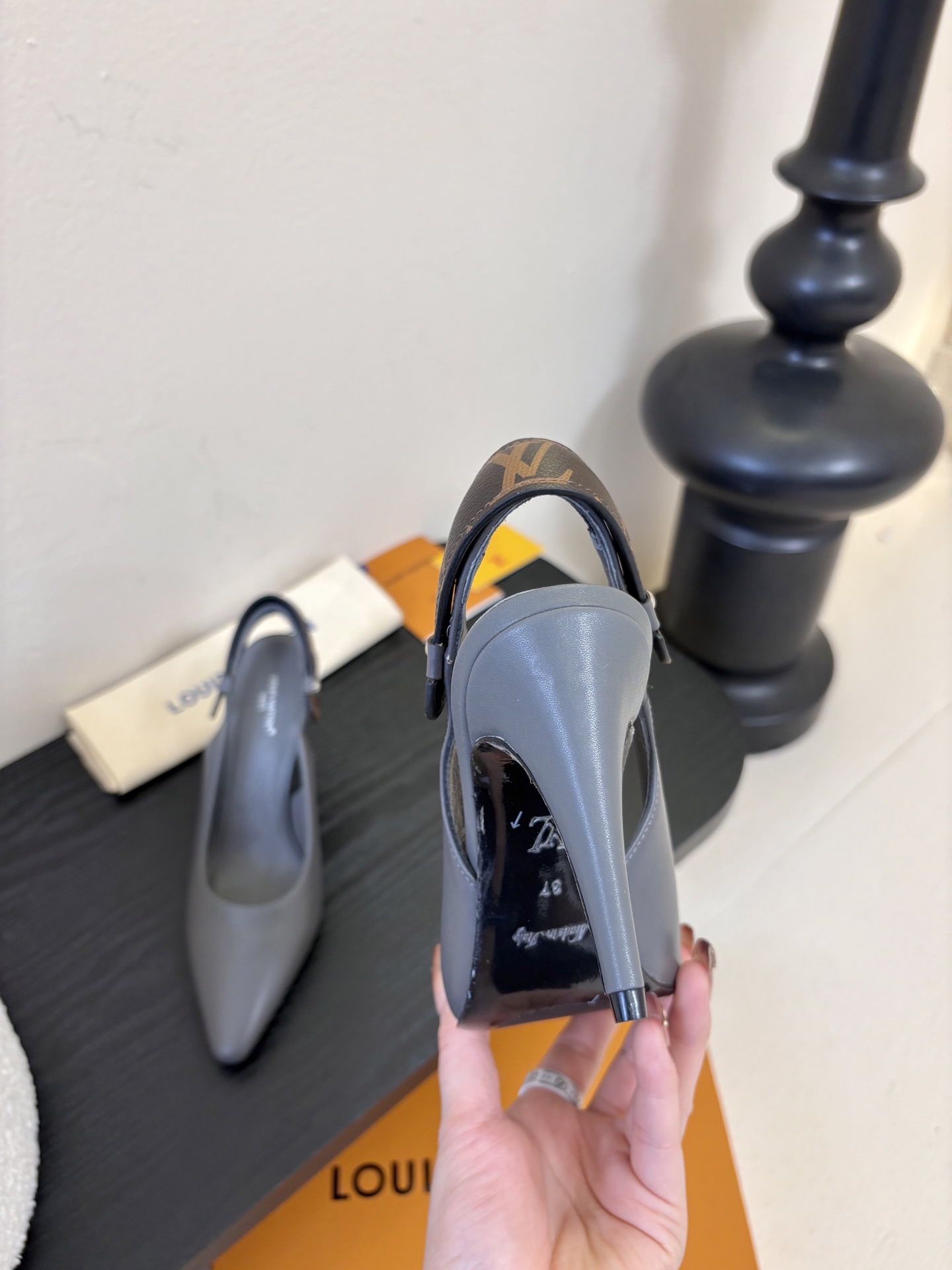 夏季新款 LOUIS VUITTON 路易威登 LV LEGACY 露跟高跟鞋后空凉鞋尖头猫跟高跟凉鞋本