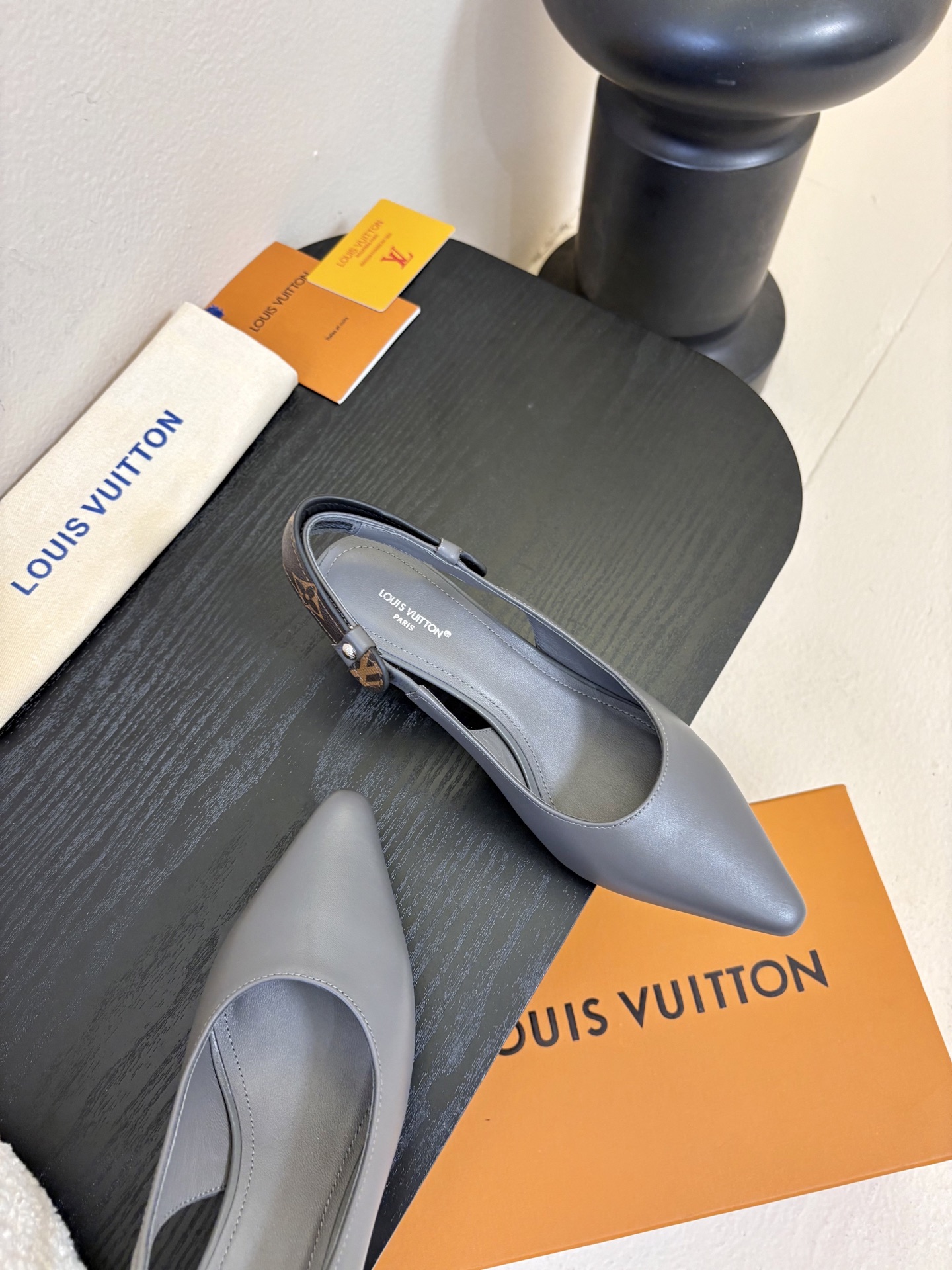 夏季新款 LOUIS VUITTON 路易威登 LV LEGACY 露跟高跟鞋后空凉鞋尖头猫跟高跟凉鞋本