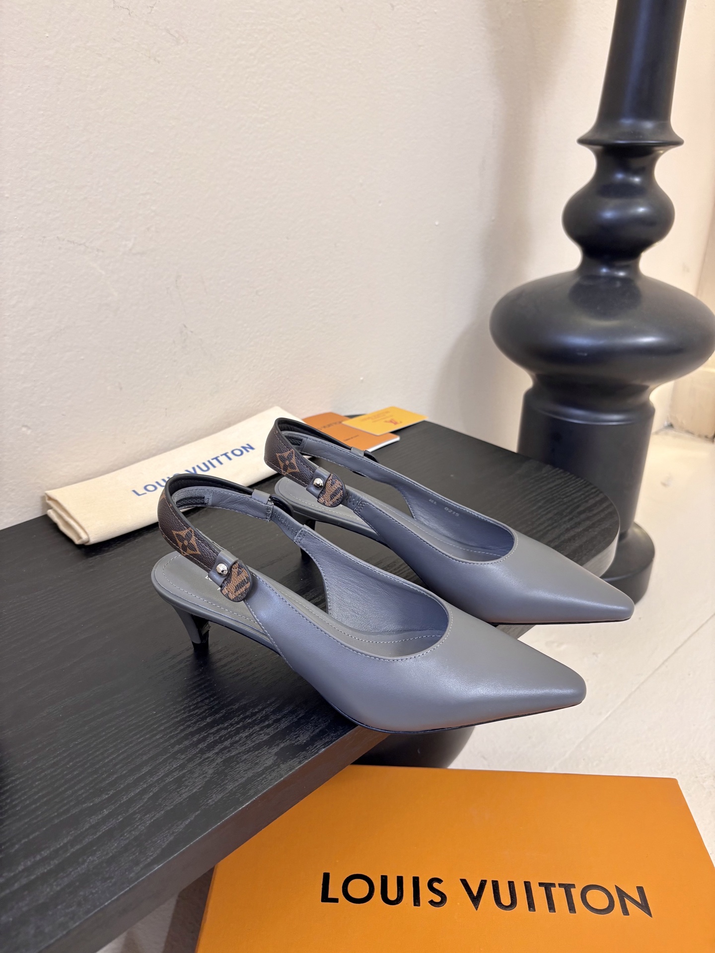 夏季新款 LOUIS VUITTON 路易威登 LV LEGACY 露跟高跟鞋后空凉鞋尖头猫跟高跟凉鞋本
