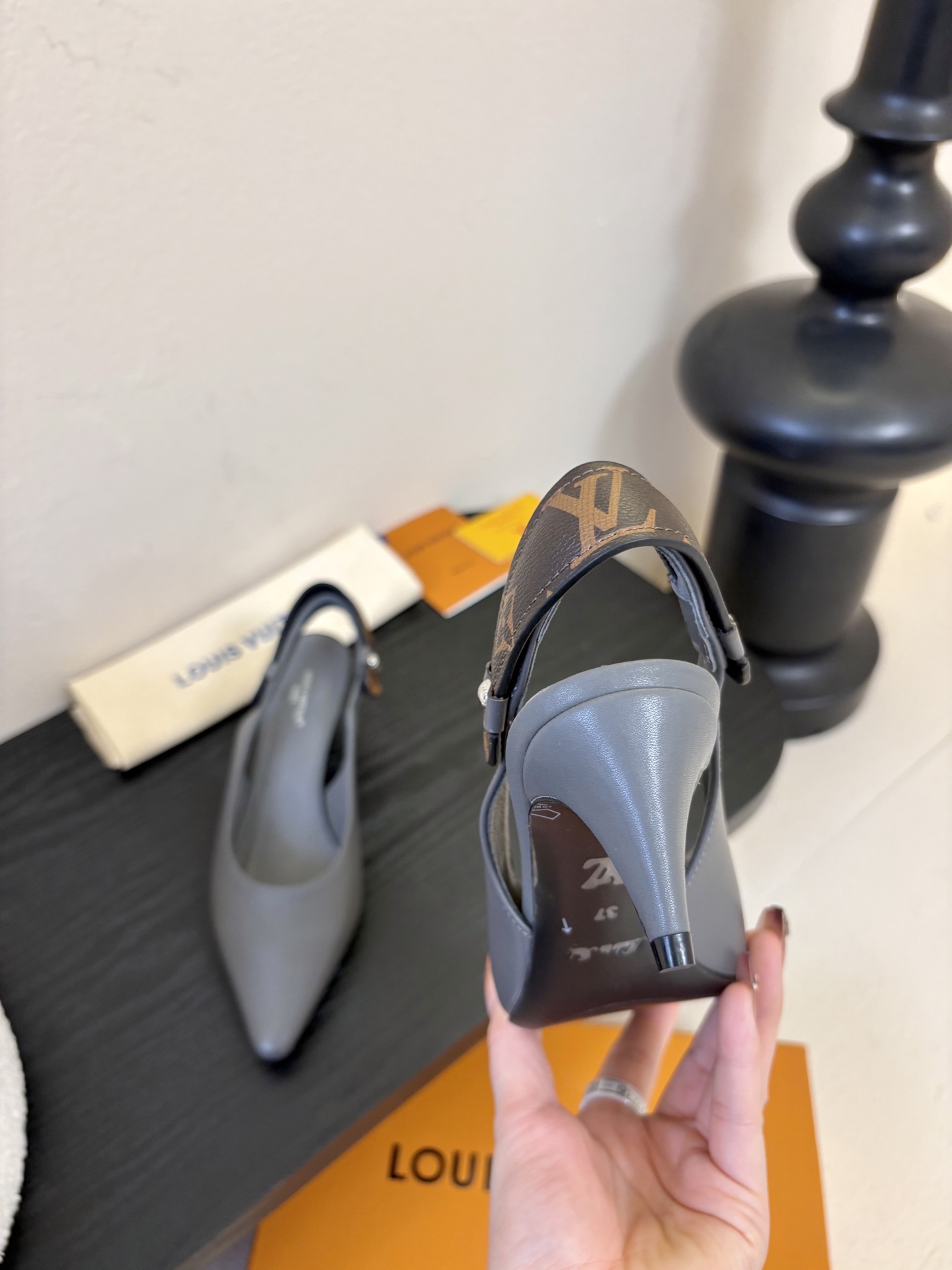 夏季新款 LOUIS VUITTON 路易威登 LV LEGACY 露跟高跟鞋后空凉鞋尖头猫跟高跟凉鞋本