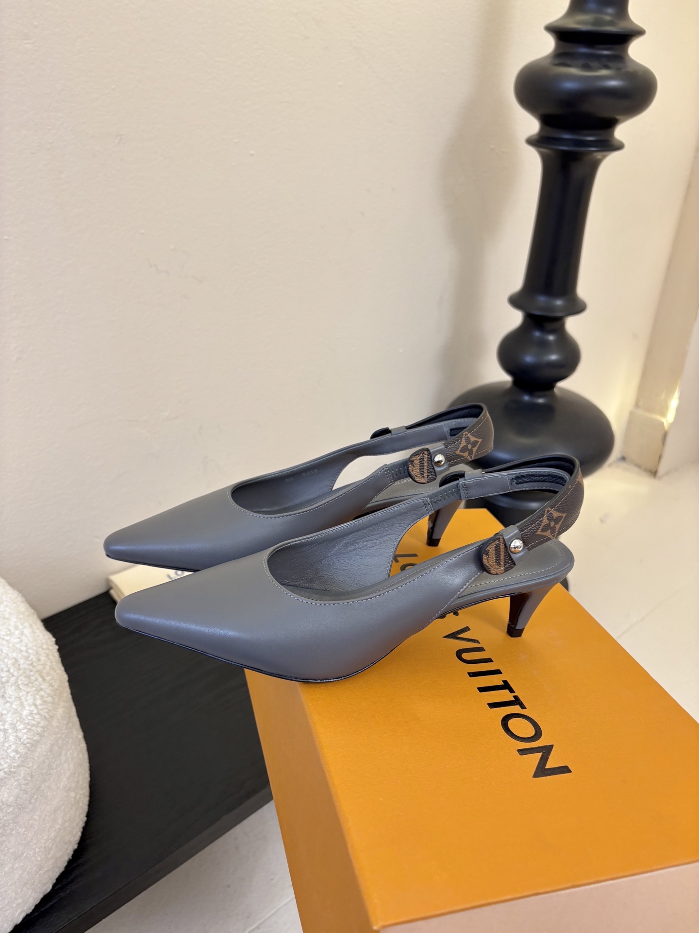 夏季新款 LOUIS VUITTON 路易威登 LV LEGACY 露跟高跟鞋后空凉鞋尖头猫跟高跟凉鞋本