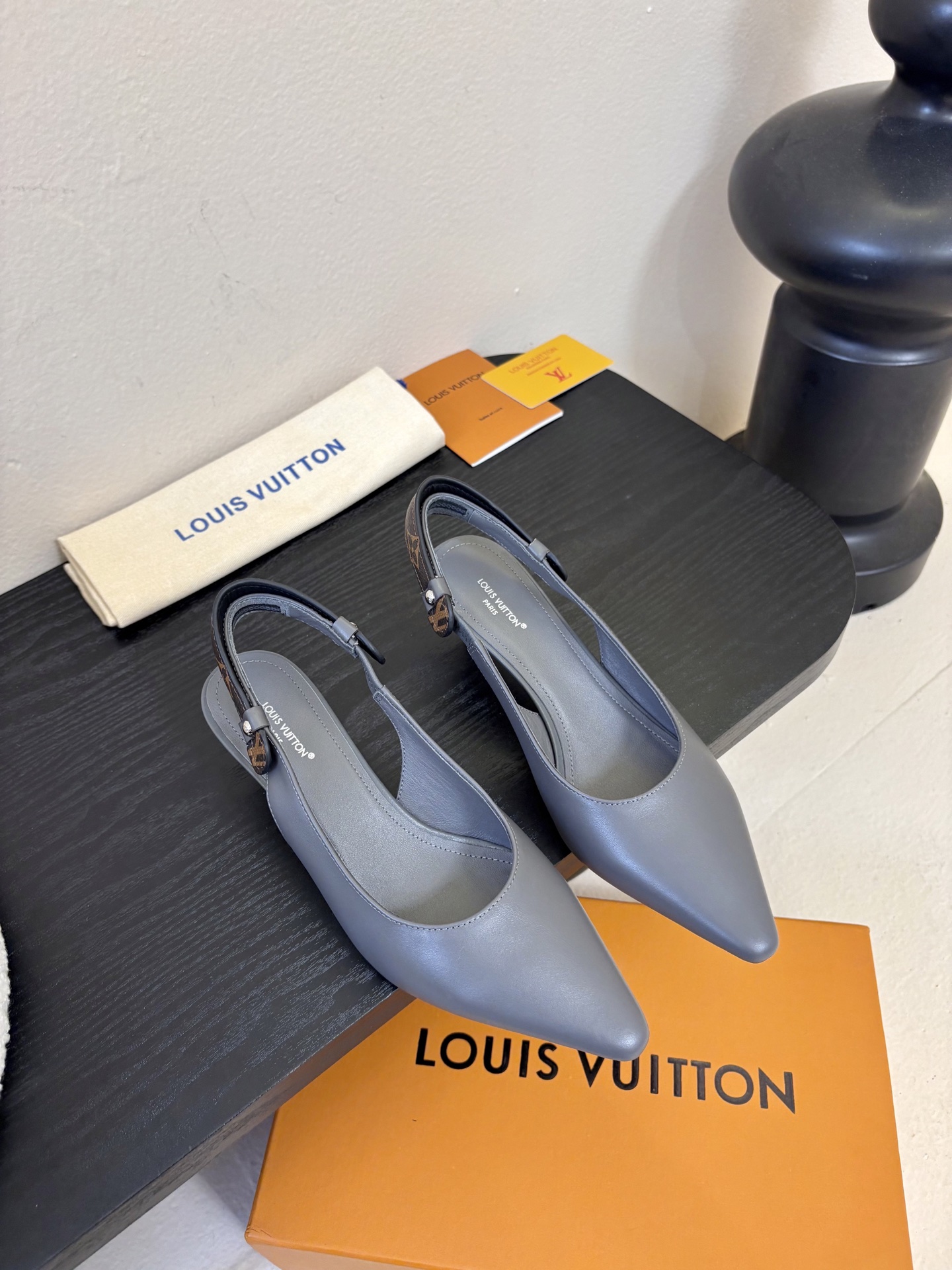 夏季新款 LOUIS VUITTON 路易威登 LV LEGACY 露跟高跟鞋后空凉鞋尖头猫跟高跟凉鞋本