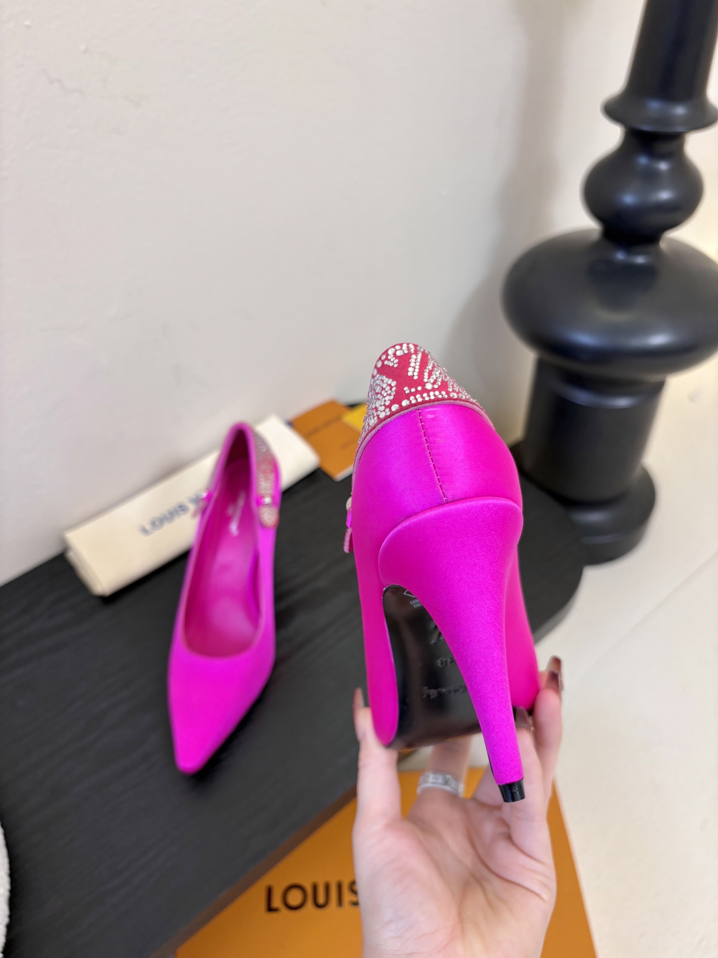 夏季新款 LOUIS VUITTON 路易威登 LV LEGACY 露跟高跟鞋后空凉鞋尖头猫跟高跟凉鞋本