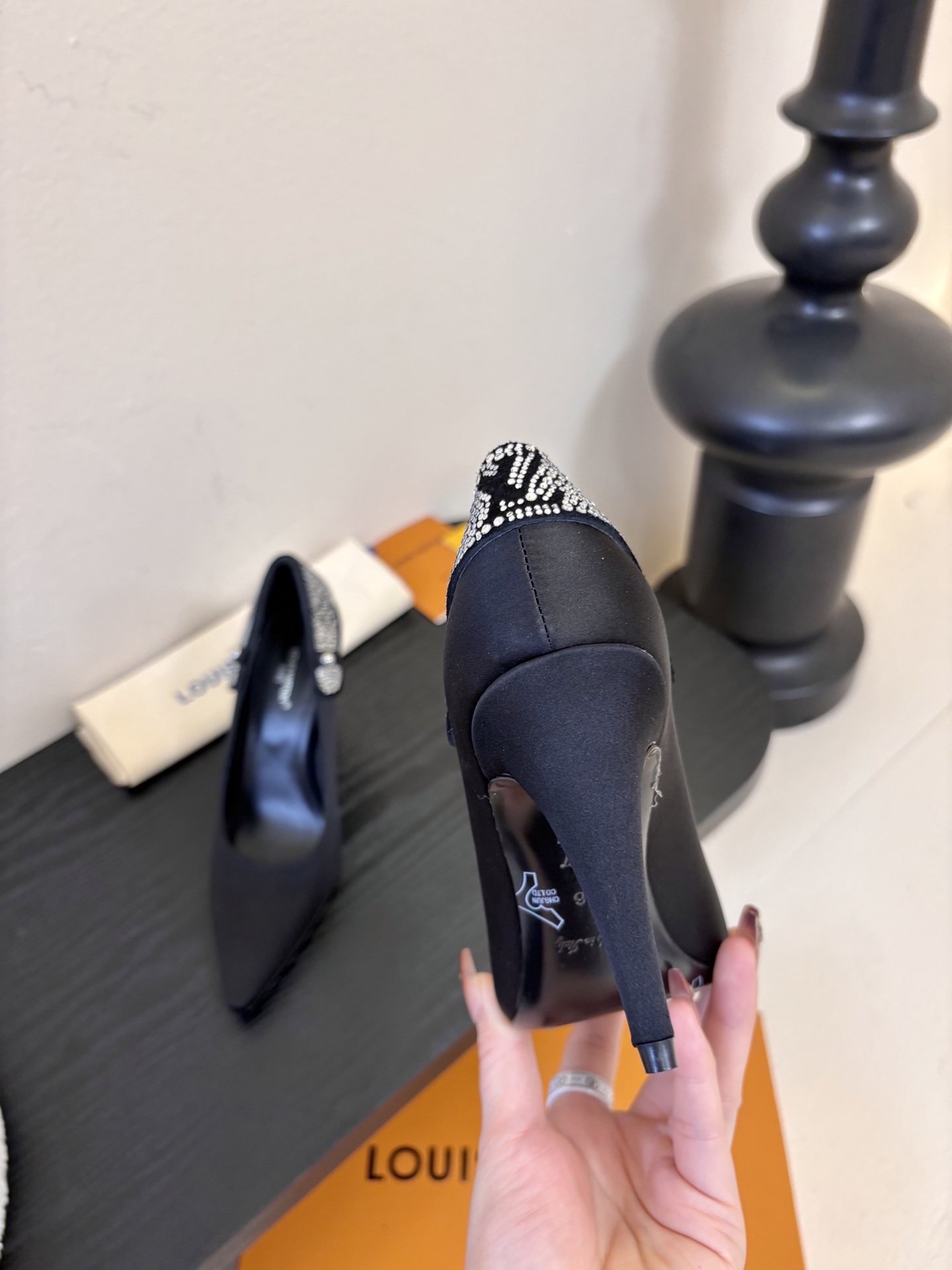 夏季新款 LOUIS VUITTON 路易威登 LV LEGACY 露跟高跟鞋后空凉鞋尖头猫跟高跟凉鞋本