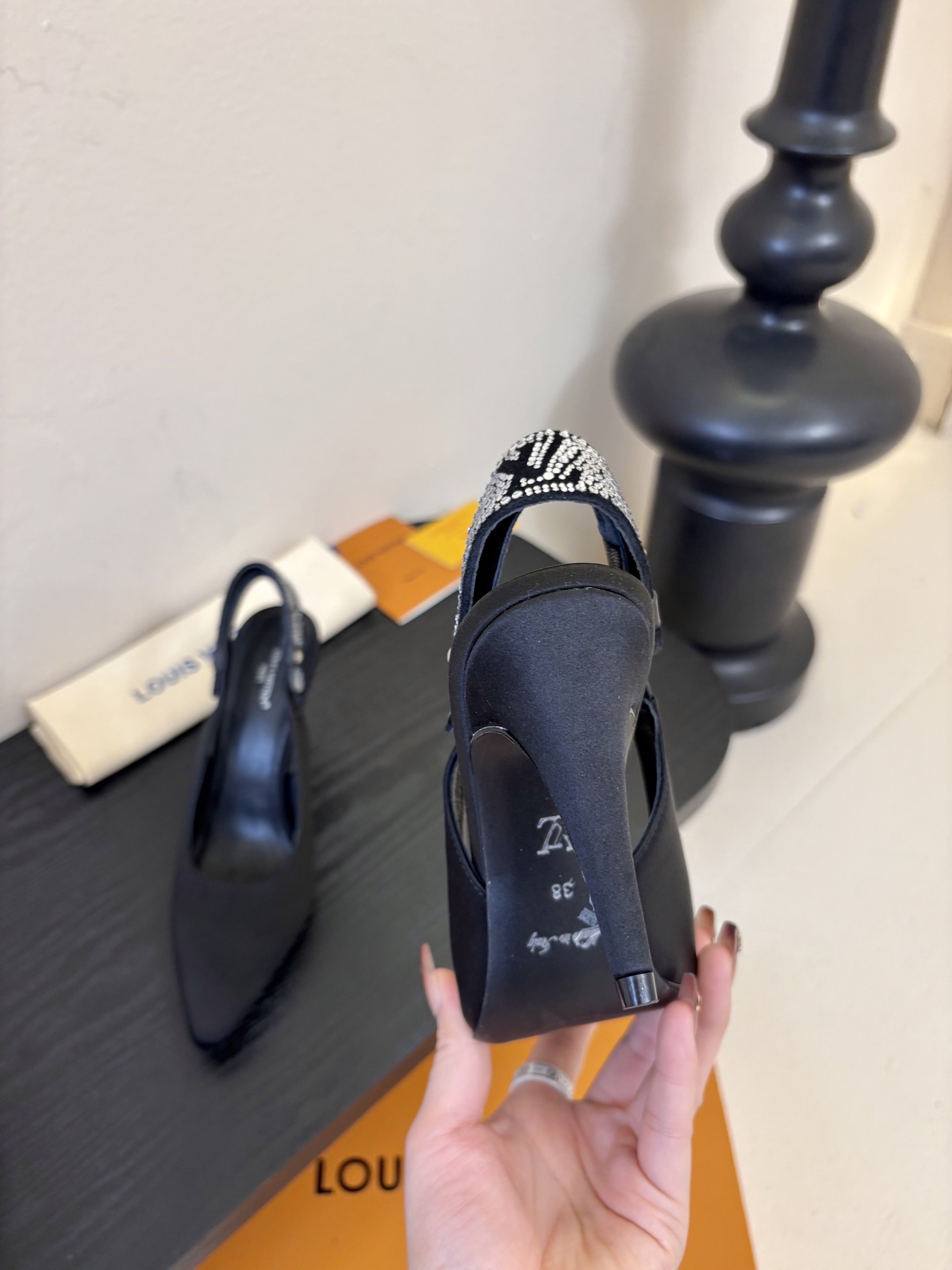 夏季新款 LOUIS VUITTON 路易威登 LV LEGACY 露跟高跟鞋后空凉鞋尖头猫跟高跟凉鞋本