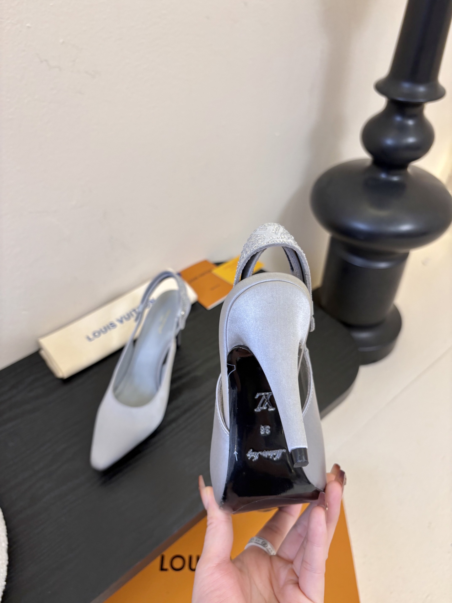 夏季新款 LOUIS VUITTON 路易威登 LV LEGACY 露跟高跟鞋后空凉鞋尖头猫跟高跟凉鞋本