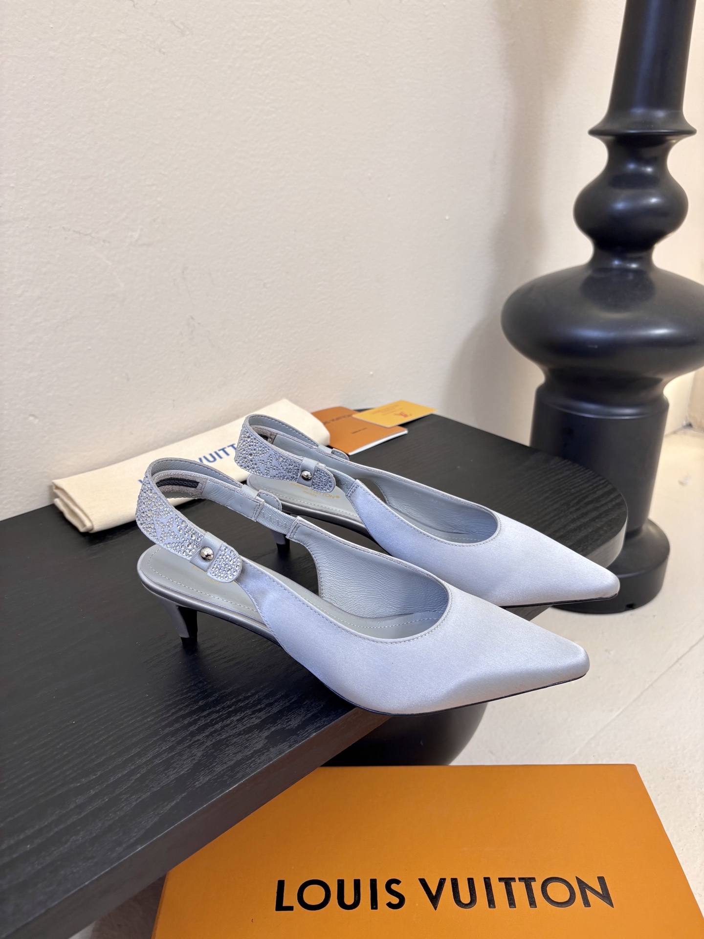 夏季新款 LOUIS VUITTON 路易威登 LV LEGACY 露跟高跟鞋后空凉鞋尖头猫跟高跟凉鞋本