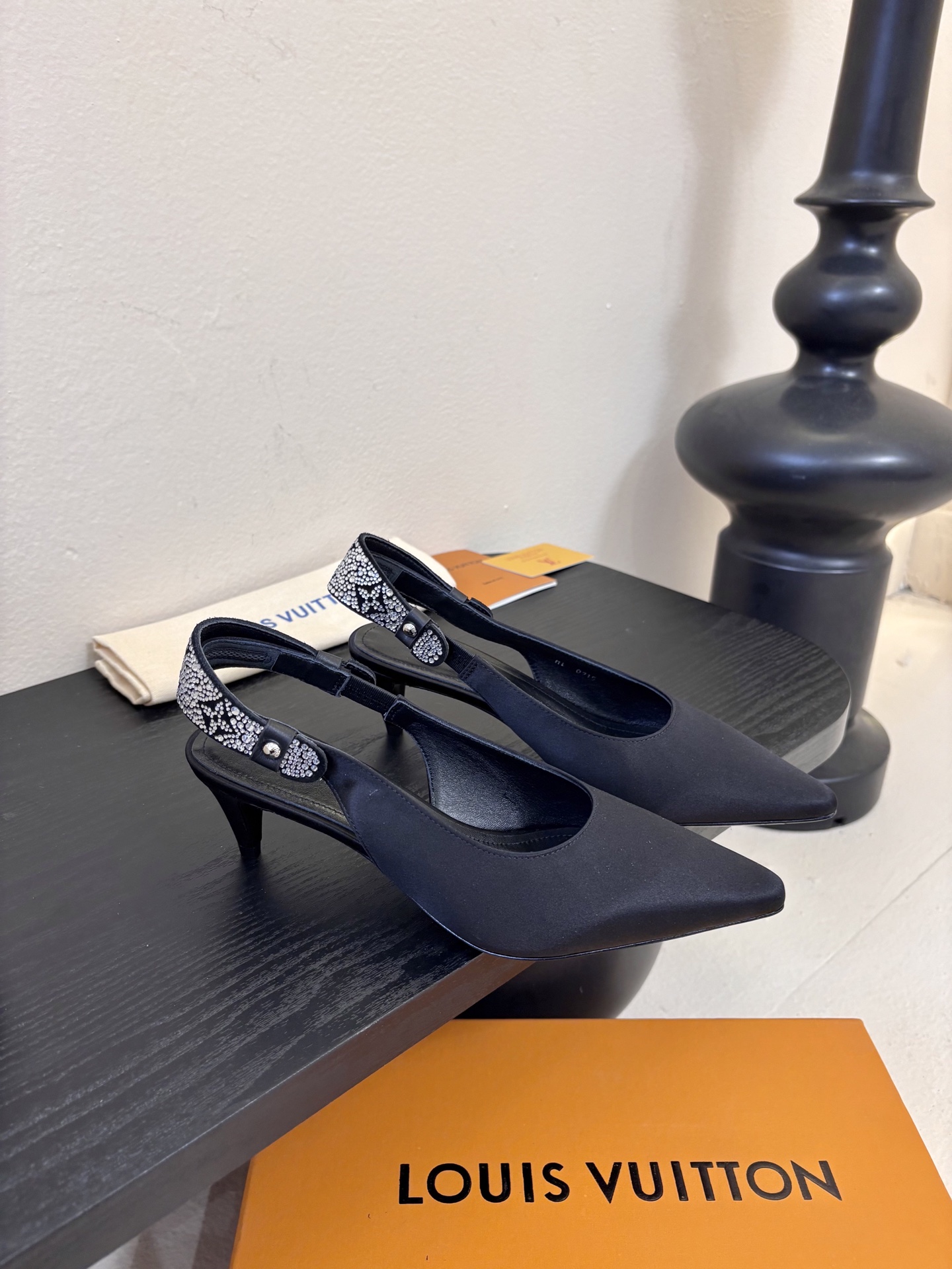 夏季新款 LOUIS VUITTON 路易威登 LV LEGACY 露跟高跟鞋后空凉鞋尖头猫跟高跟凉鞋本