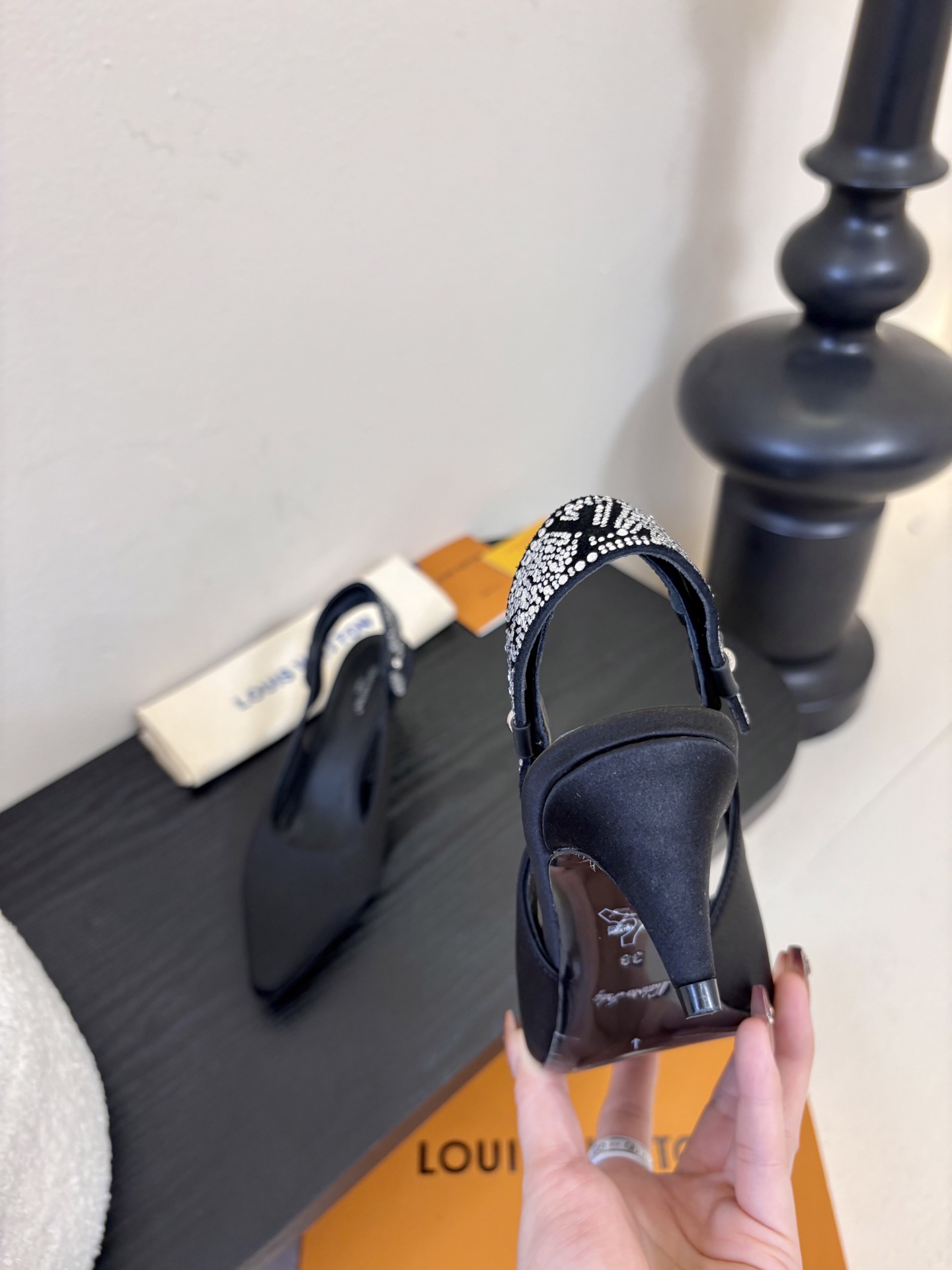 夏季新款 LOUIS VUITTON 路易威登 LV LEGACY 露跟高跟鞋后空凉鞋尖头猫跟高跟凉鞋本