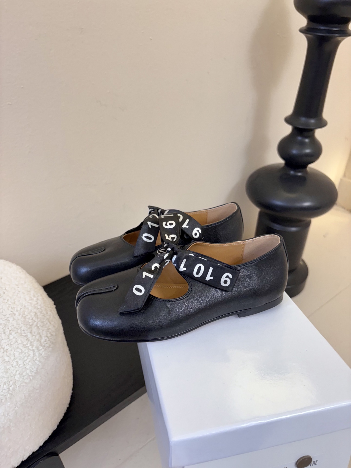 2026 5Maison Margie马吉拉•分趾粗跟平底复古玛丽珍娃娃头苹果头芭蕾舞指鱼嘴单鞋棒了的版