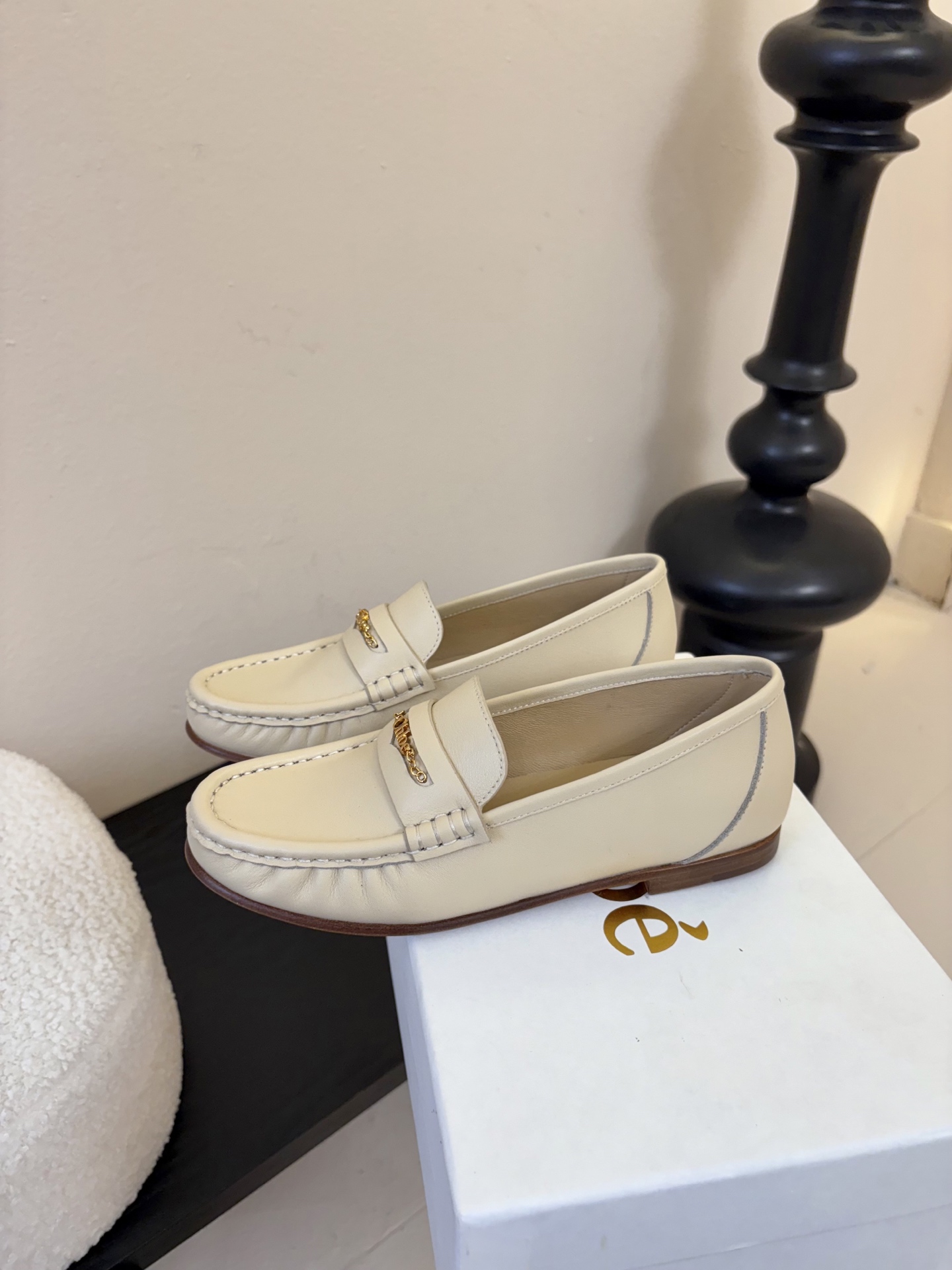 春夏新款chloe*圆头平底乐福鞋采用牛皮革精心制作，圆头设计，点缀以金色饰面金属 Chloe标志，富有