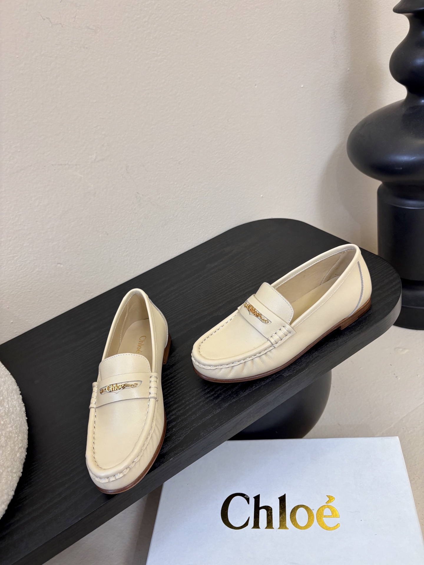 春夏新款chloe*圆头平底乐福鞋采用牛皮革精心制作，圆头设计，点缀以金色饰面金属 Chloe标志，富有