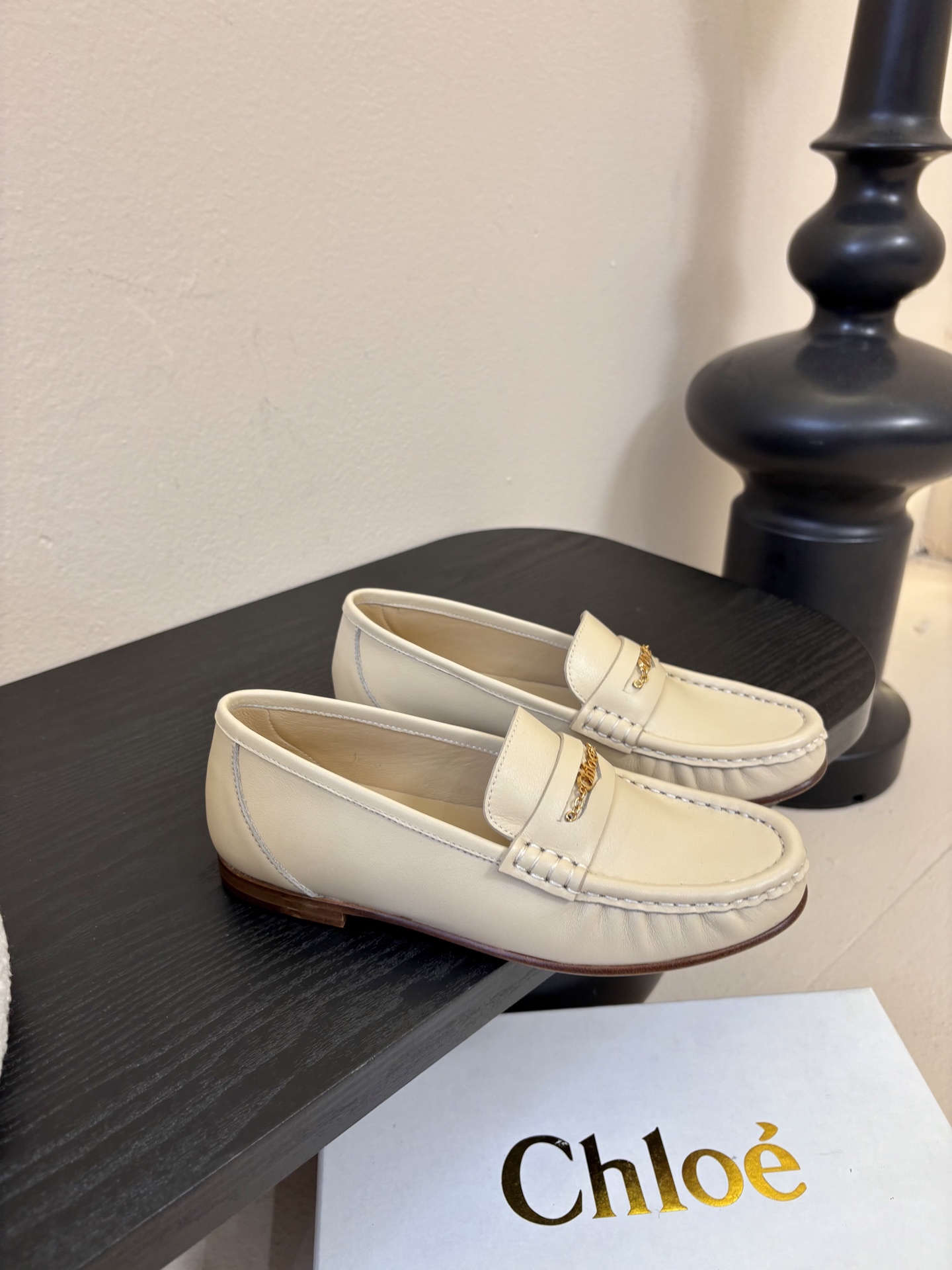春夏新款chloe*圆头平底乐福鞋采用牛皮革精心制作，圆头设计，点缀以金色饰面金属 Chloe标志，富有