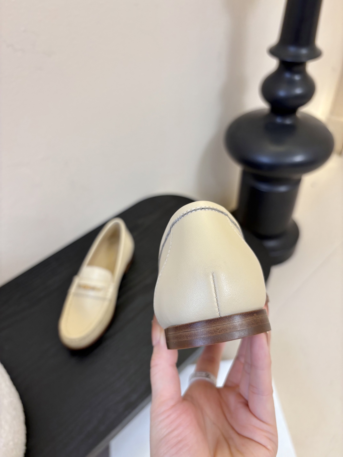 春夏新款chloe*圆头平底乐福鞋采用牛皮革精心制作，圆头设计，点缀以金色饰面金属 Chloe标志，富有