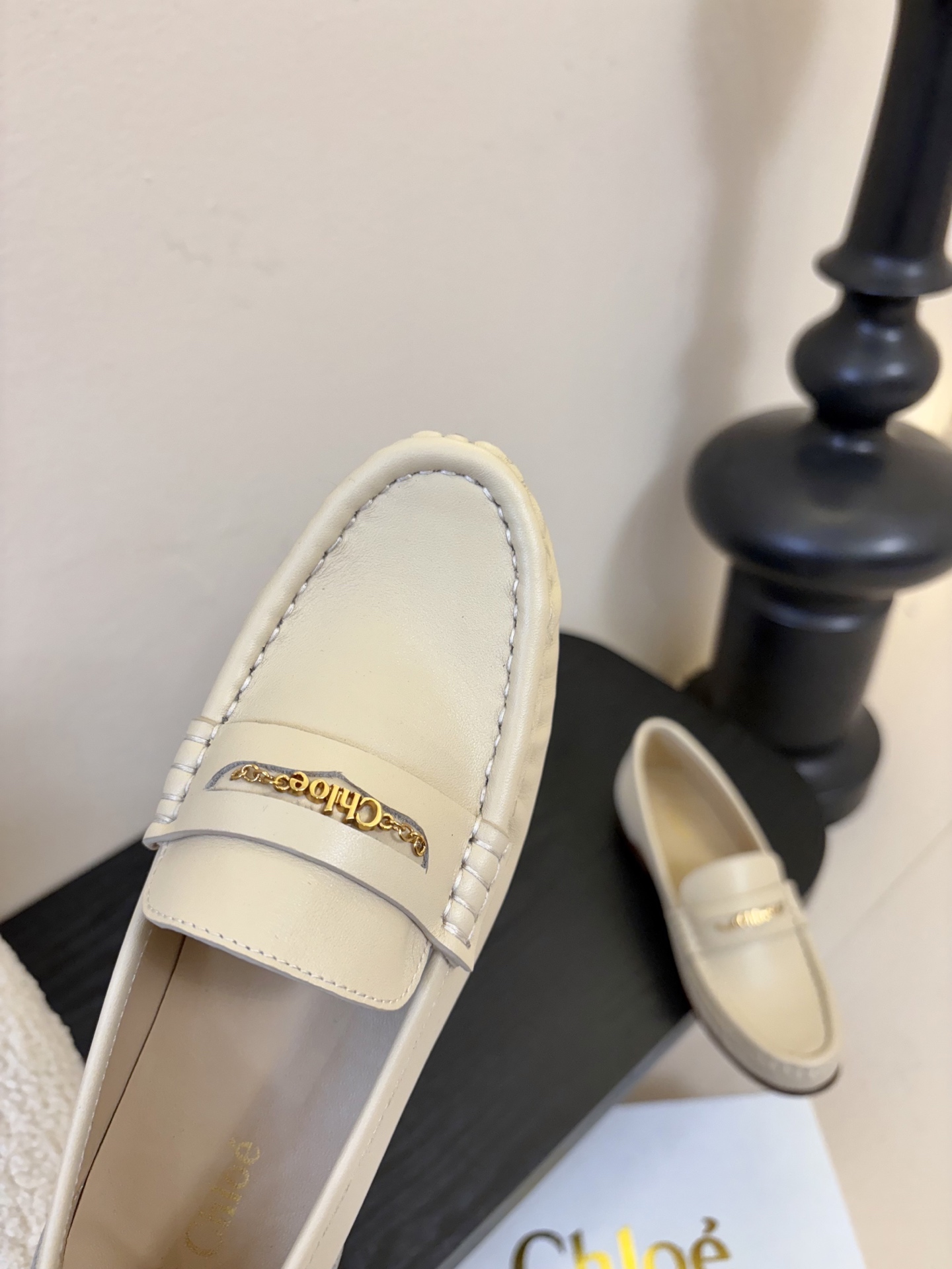 春夏新款chloe*圆头平底乐福鞋采用牛皮革精心制作，圆头设计，点缀以金色饰面金属 Chloe标志，富有