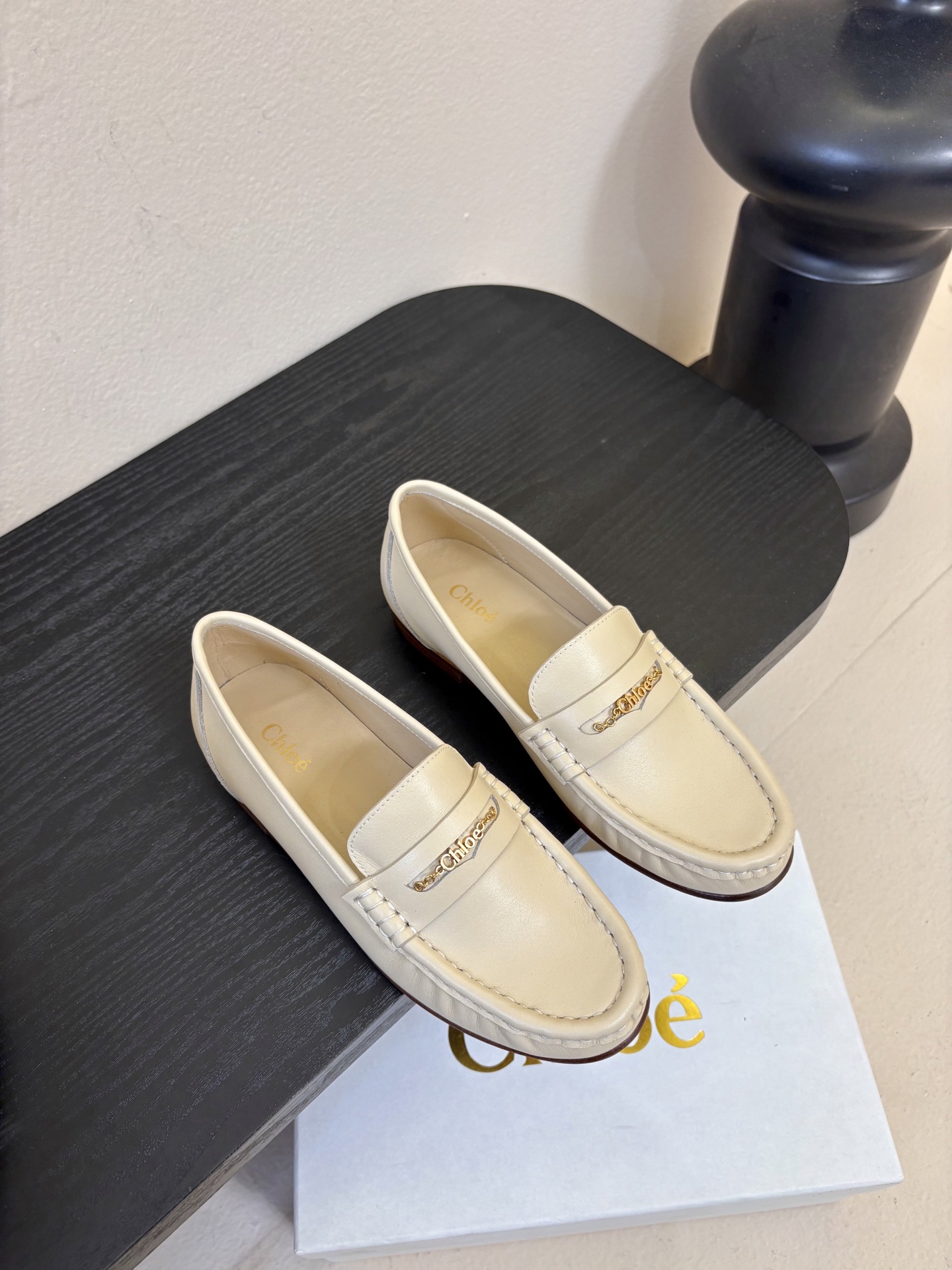 春夏新款chloe*圆头平底乐福鞋采用牛皮革精心制作，圆头设计，点缀以金色饰面金属 Chloe标志，富有