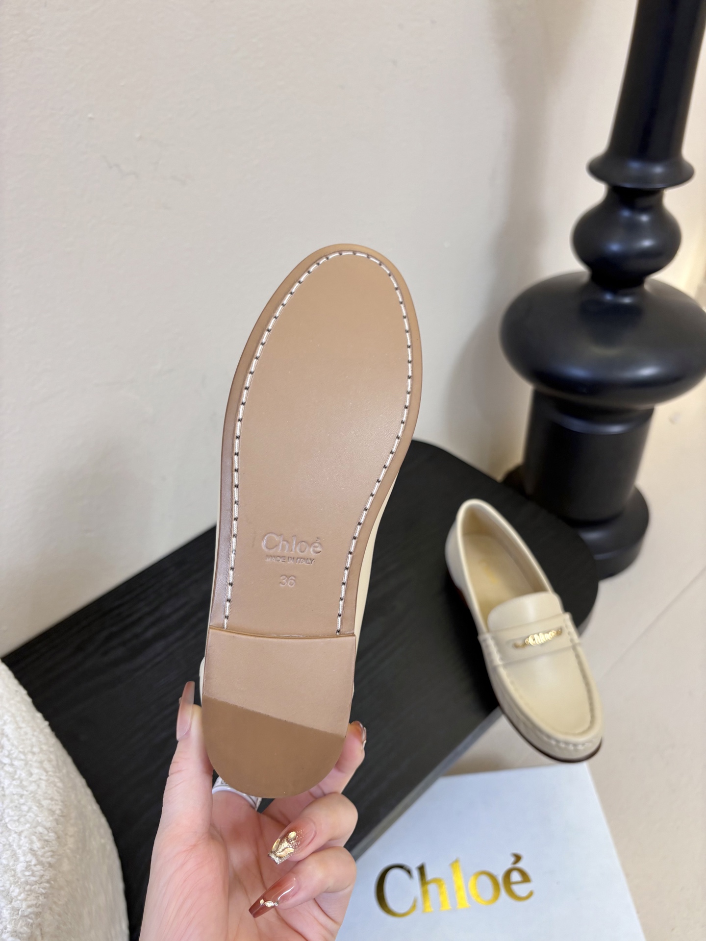 春夏新款chloe*圆头平底乐福鞋采用牛皮革精心制作，圆头设计，点缀以金色饰面金属 Chloe标志，富有