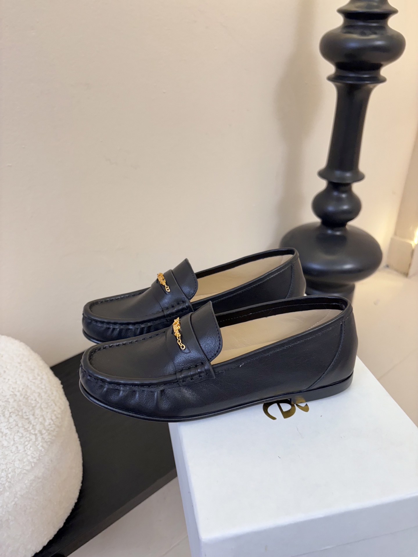 春夏新款chloe*圆头平底乐福鞋采用牛皮革精心制作，圆头设计，点缀以金色饰面金属 Chloe标志，富有