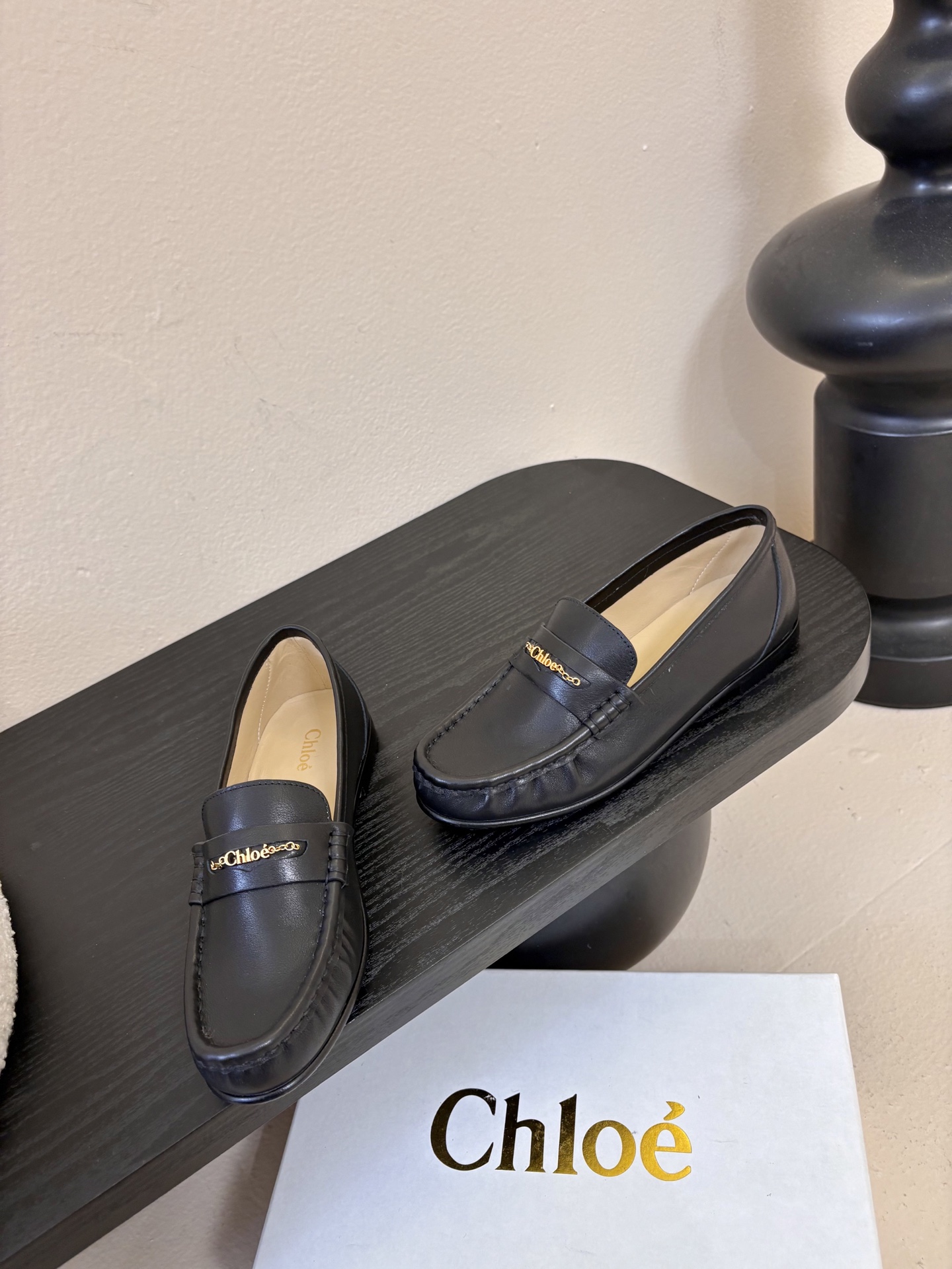 春夏新款chloe*圆头平底乐福鞋采用牛皮革精心制作，圆头设计，点缀以金色饰面金属 Chloe标志，富有