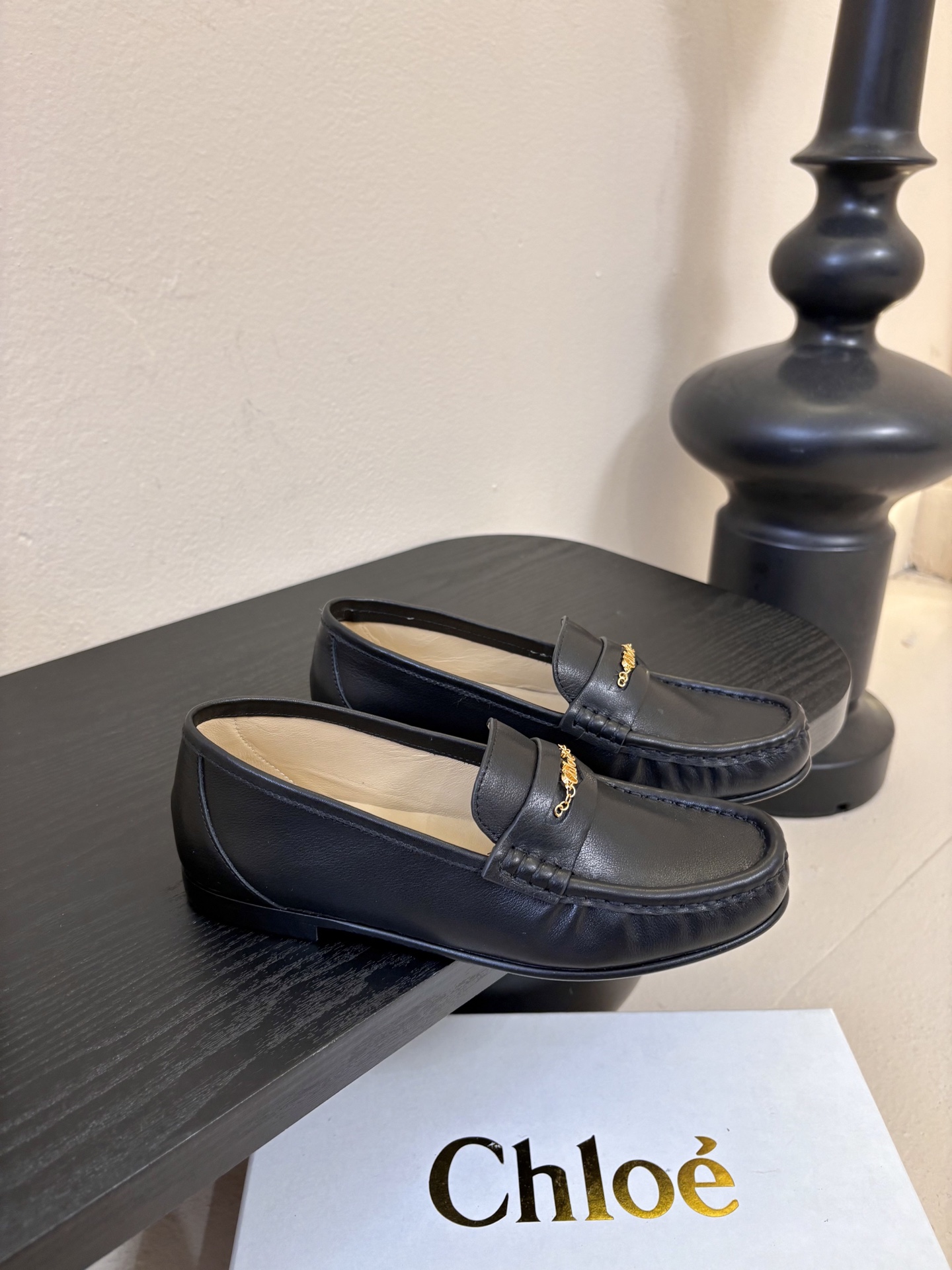 春夏新款chloe*圆头平底乐福鞋采用牛皮革精心制作，圆头设计，点缀以金色饰面金属 Chloe标志，富有