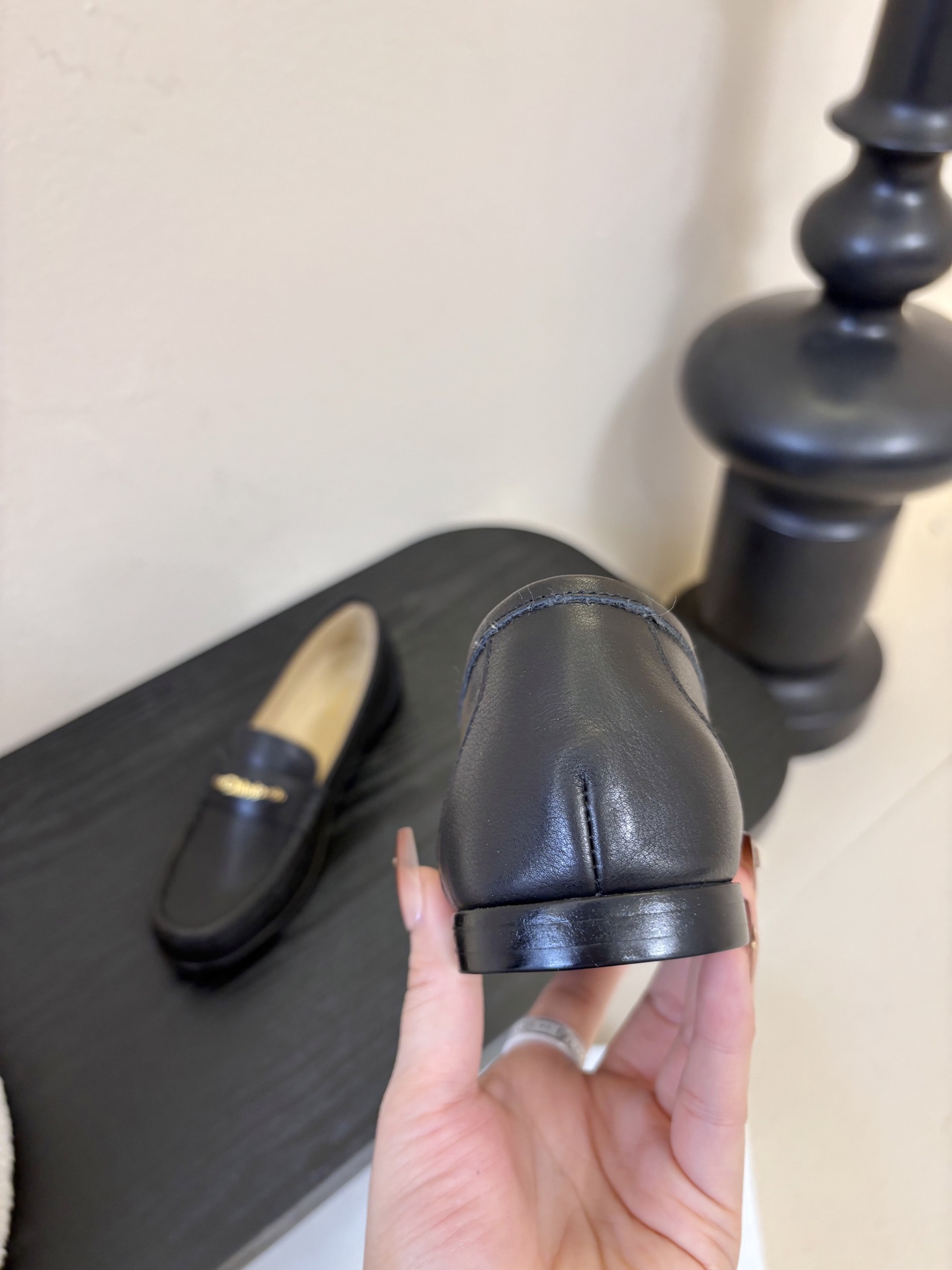 春夏新款chloe*圆头平底乐福鞋采用牛皮革精心制作，圆头设计，点缀以金色饰面金属 Chloe标志，富有