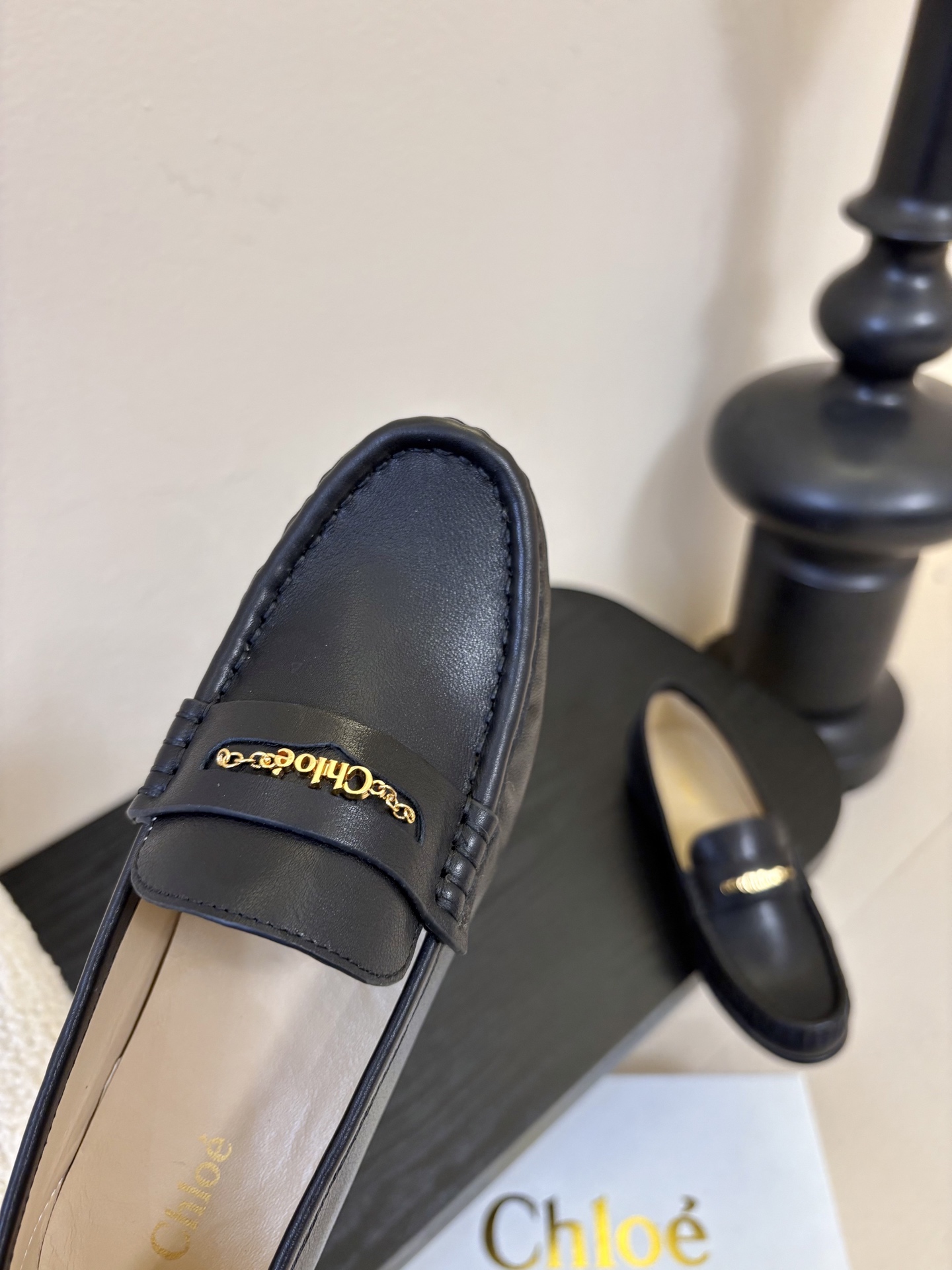 春夏新款chloe*圆头平底乐福鞋采用牛皮革精心制作，圆头设计，点缀以金色饰面金属 Chloe标志，富有