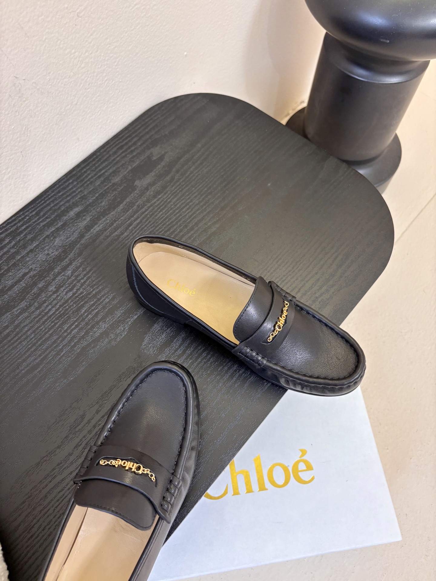 春夏新款chloe*圆头平底乐福鞋采用牛皮革精心制作，圆头设计，点缀以金色饰面金属 Chloe标志，富有