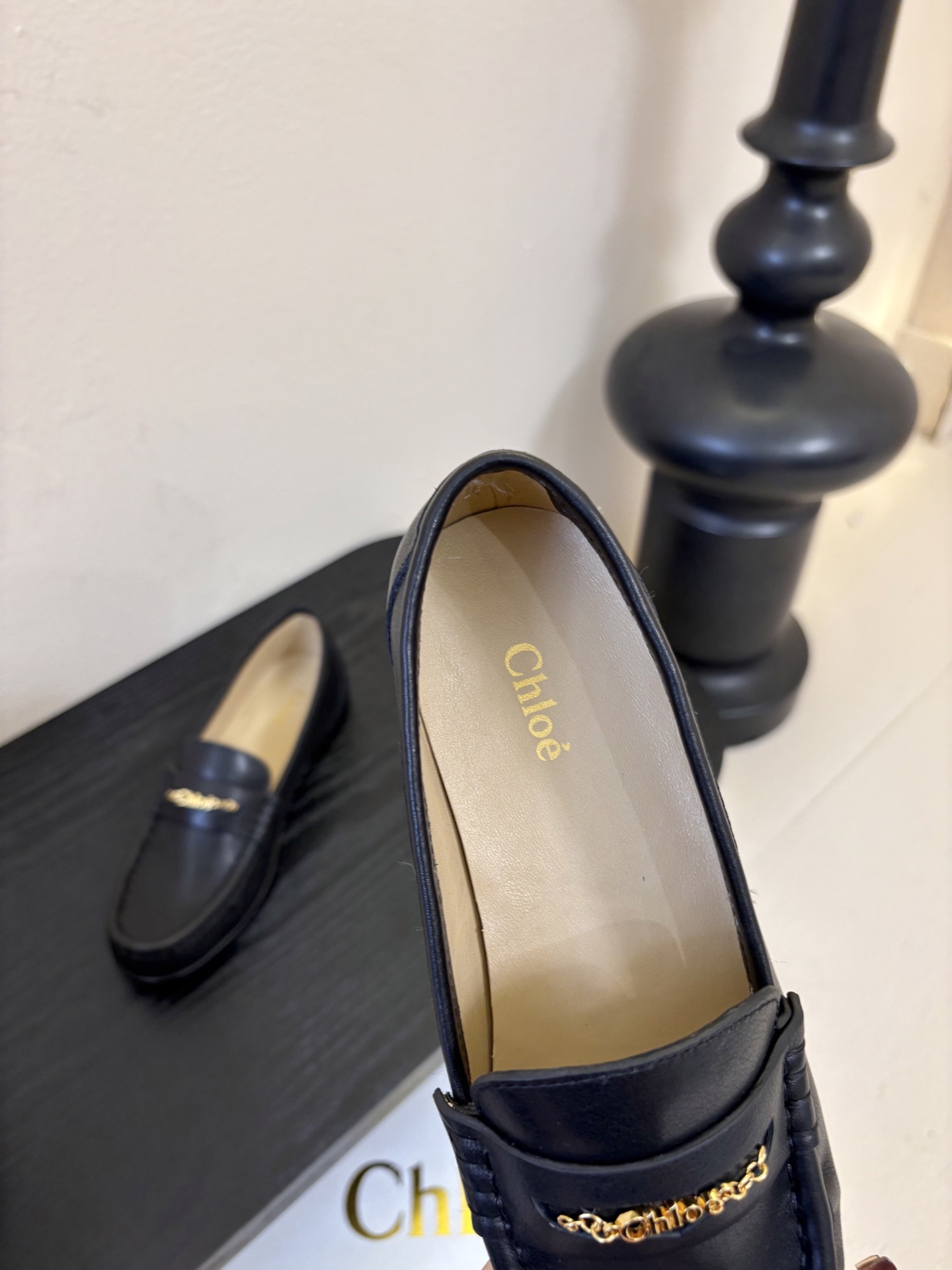 春夏新款chloe*圆头平底乐福鞋采用牛皮革精心制作，圆头设计，点缀以金色饰面金属 Chloe标志，富有