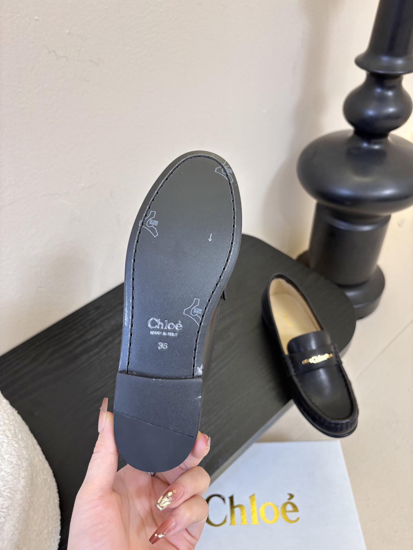 春夏新款chloe*圆头平底乐福鞋采用牛皮革精心制作，圆头设计，点缀以金色饰面金属 Chloe标志，富有