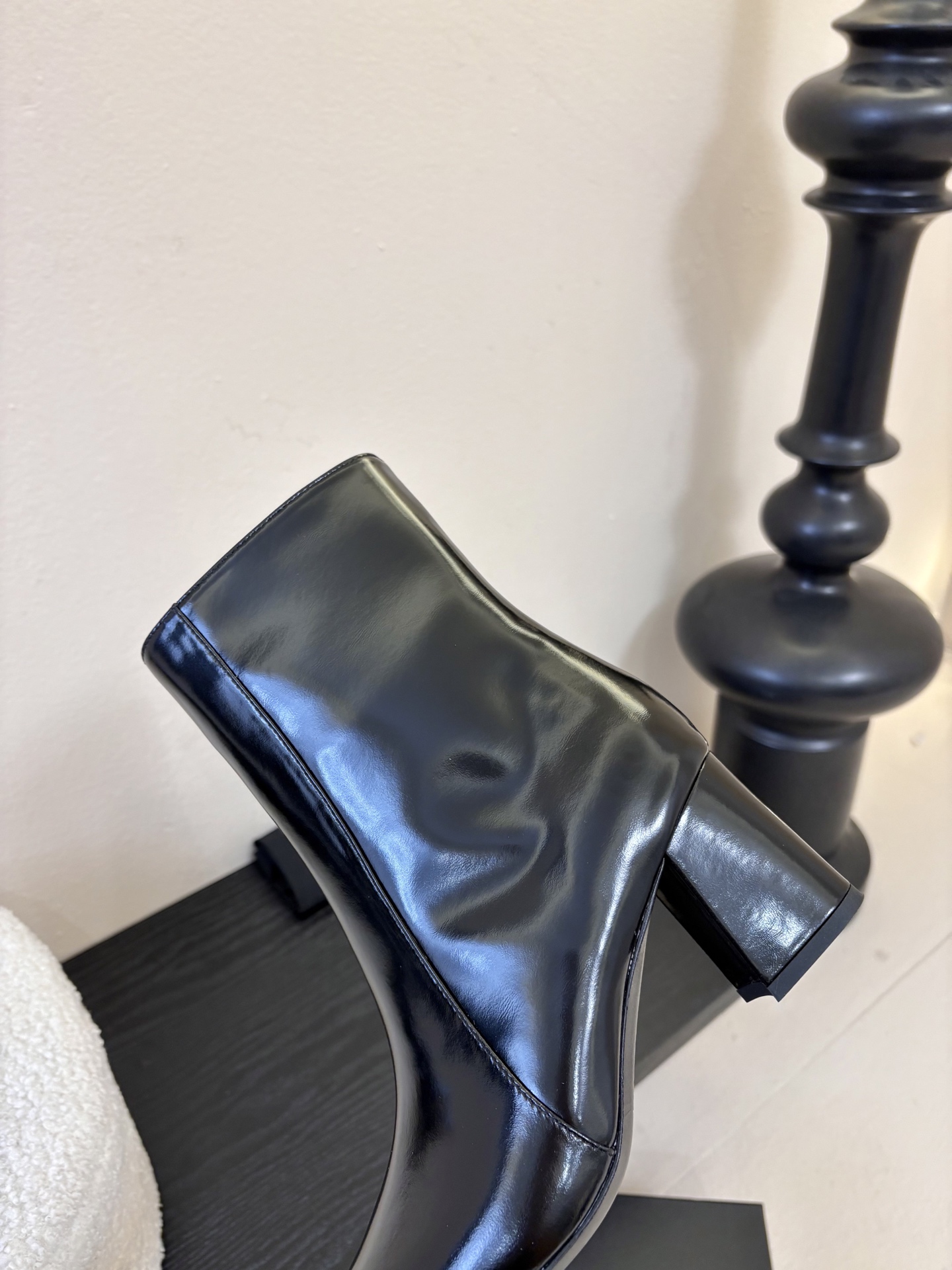 圣罗兰短靴✪∙單品尖头鞋頭與細跟相得益彰，增添長靴的氣質與良好的舒適性，加之在黑色开边珠牛皮，勾勒出腿部