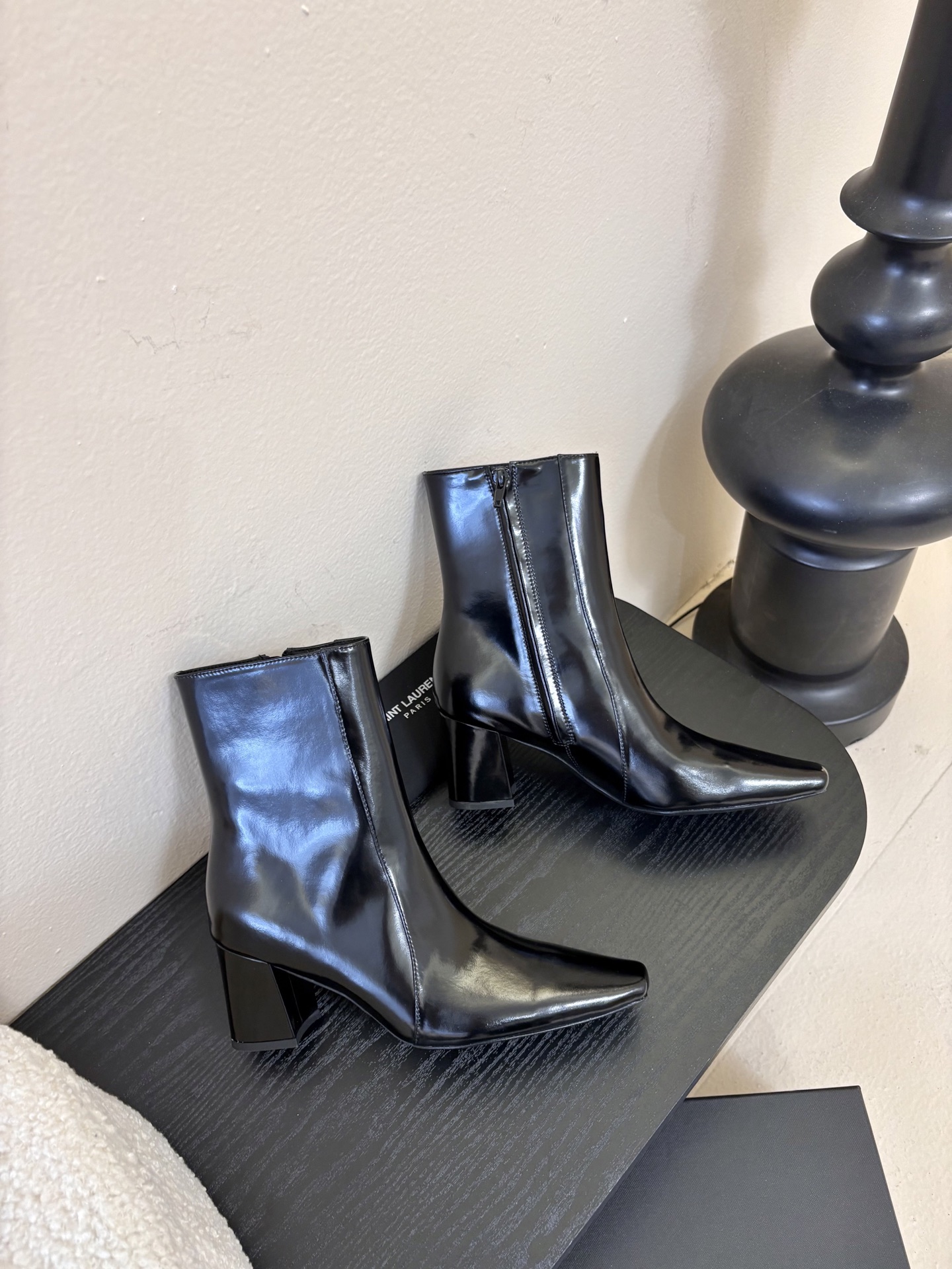 圣罗兰短靴✪∙單品尖头鞋頭與細跟相得益彰，增添長靴的氣質與良好的舒適性，加之在黑色开边珠牛皮，勾勒出腿部